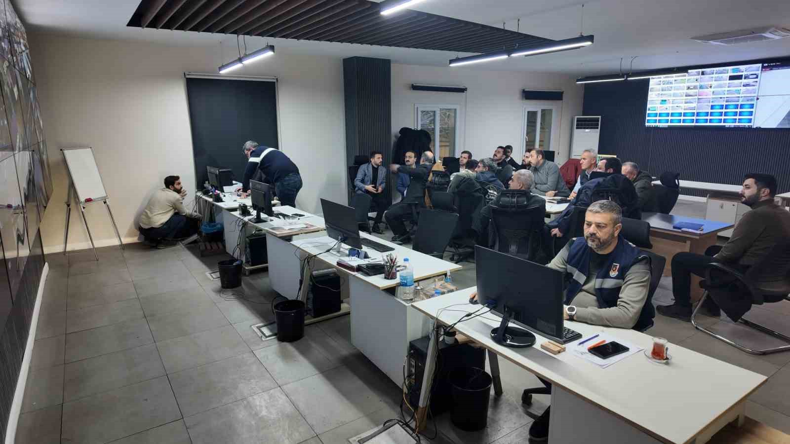 Büyükşehir’de sel ve su baskınlarına karşı kritik toplantı
Büyükşehir’de sel ve su baskınlarına karşı kritik toplantı