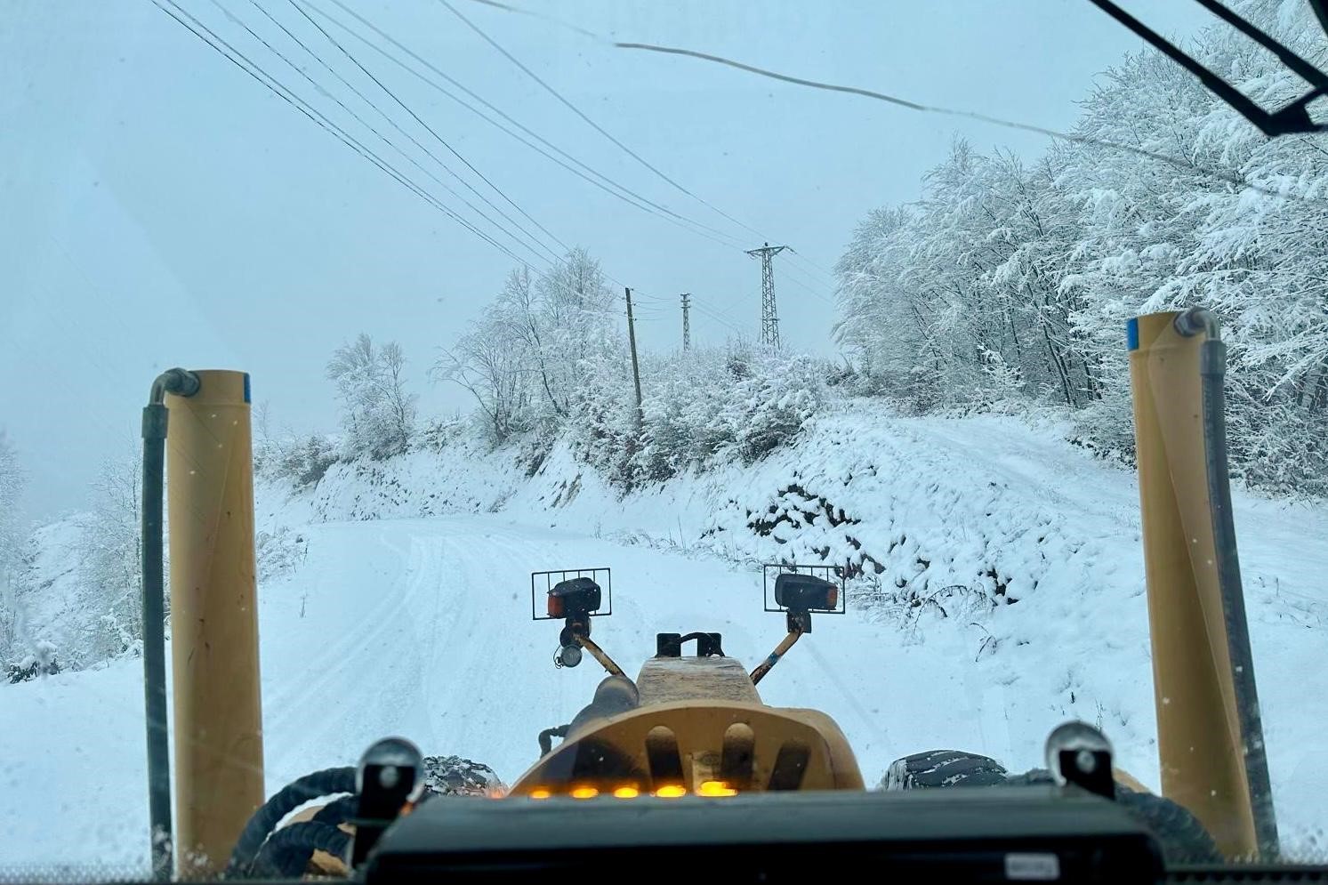 Büyükşehirden 17 ilçede karla mücadele mesaisi: 346 mahalle yoluna müdahale edildi
