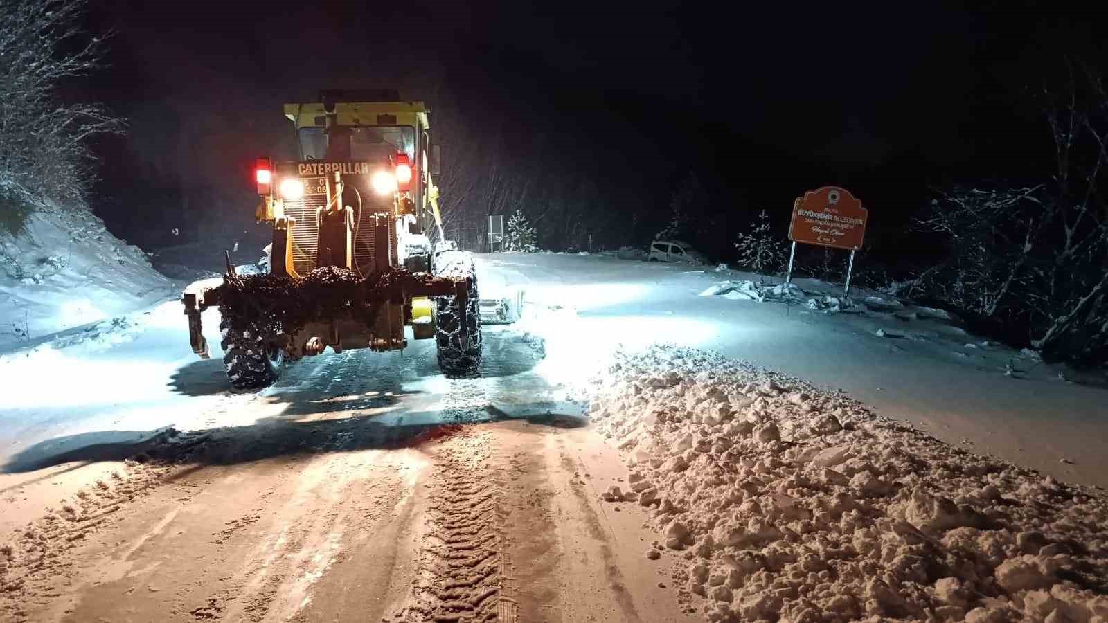 Büyükşehirden 17 ilçede karla mücadele mesaisi: 346 mahalle yoluna müdahale edildi
