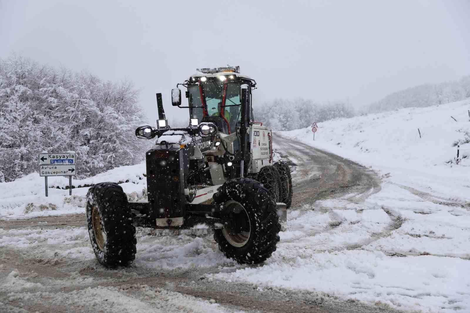 Büyükşehirden 17 ilçede karla mücadele mesaisi: 346 mahalle yoluna müdahale edildi

