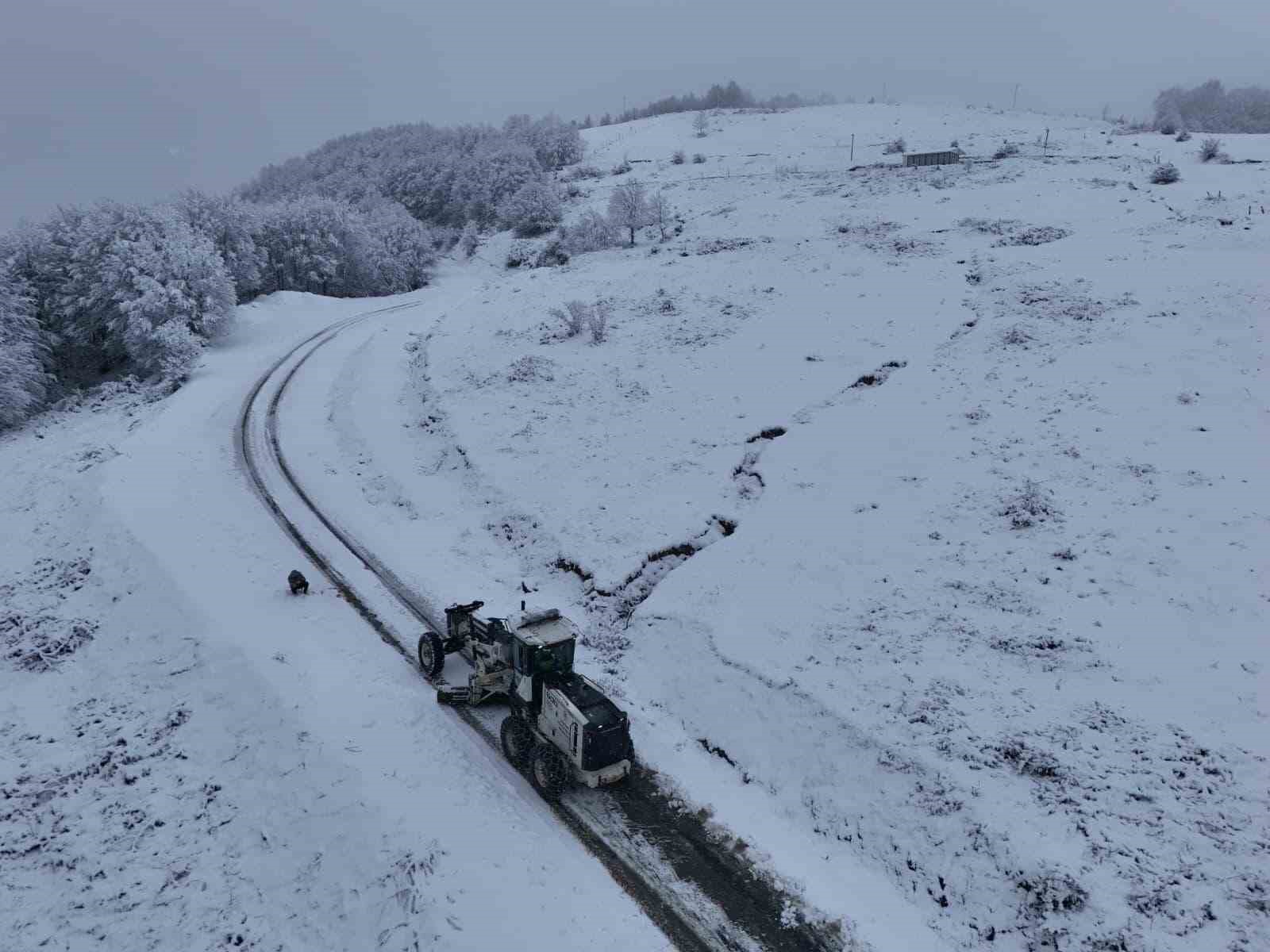 Büyükşehirden 17 ilçede karla mücadele mesaisi: 346 mahalle yoluna müdahale edildi
