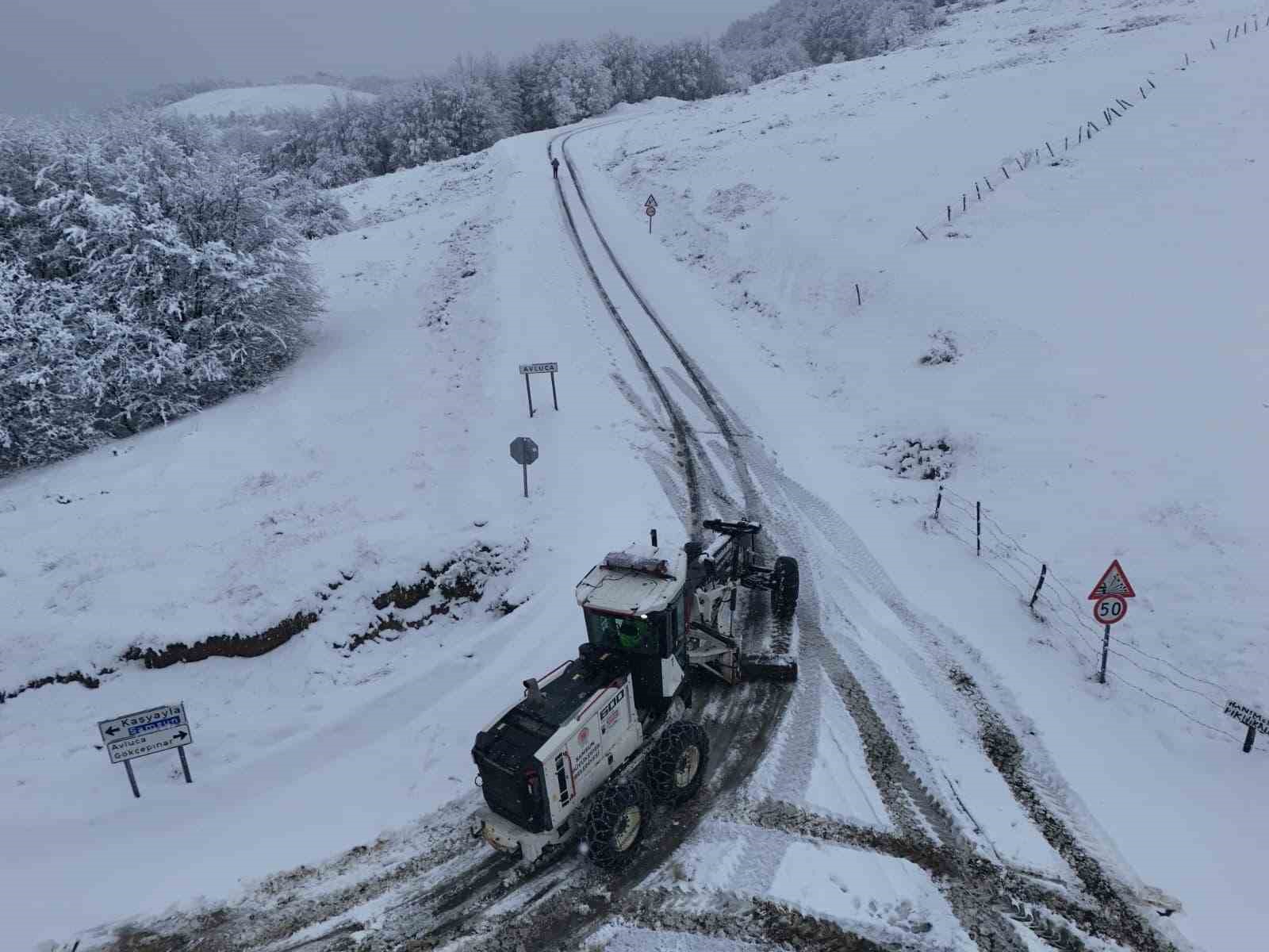 Büyükşehirden 17 ilçede karla mücadele mesaisi: 346 mahalle yoluna müdahale edildi
