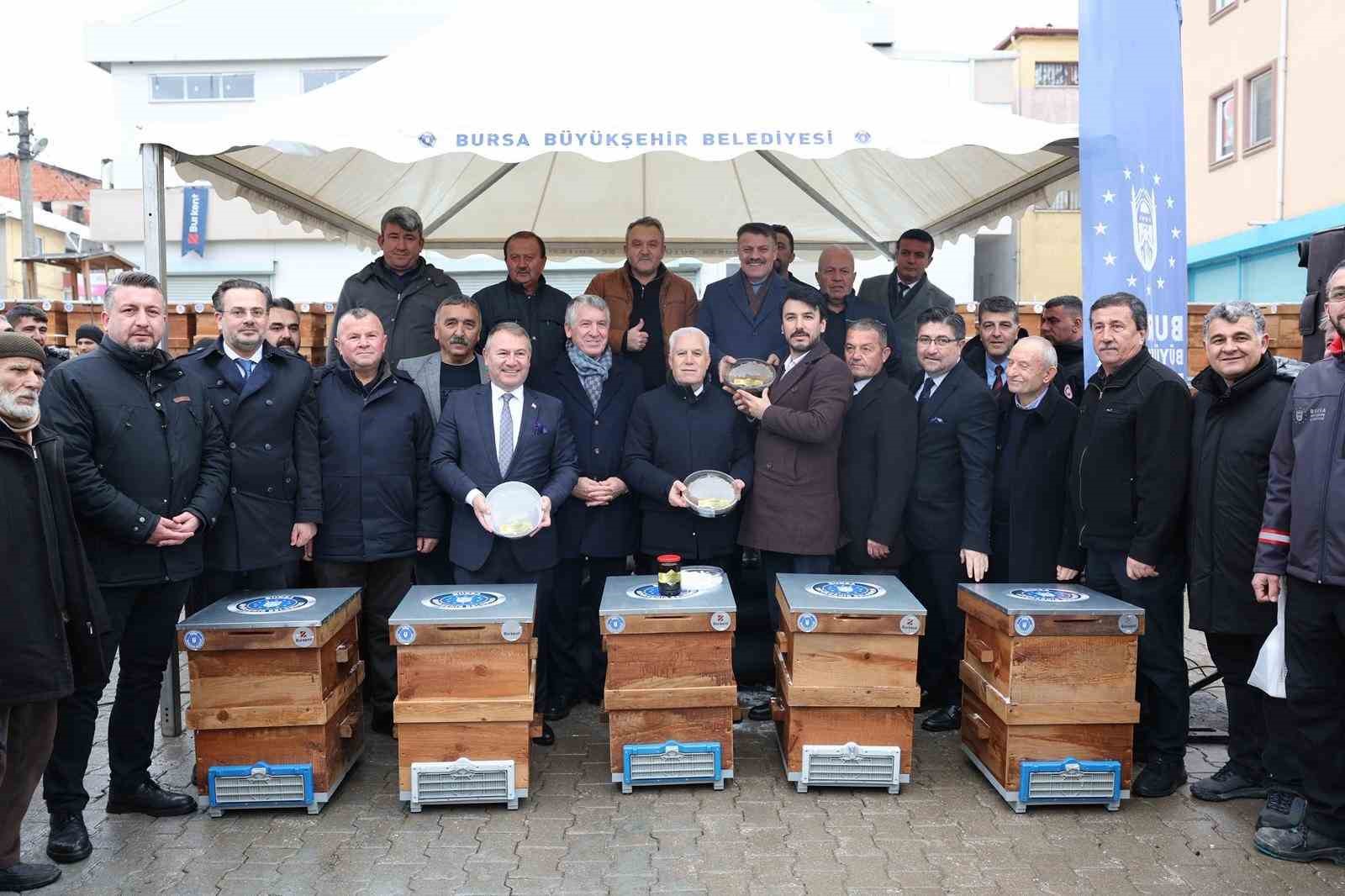 Büyükşehir’den dağ yöresine arı kovanı desteği
Büyükşehir’den dağ yöresine arı kovanı desteği