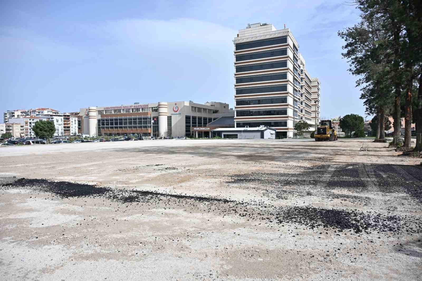 Büyükşehirden hastane otoparkına 2 bin ton sıcak asfalt
