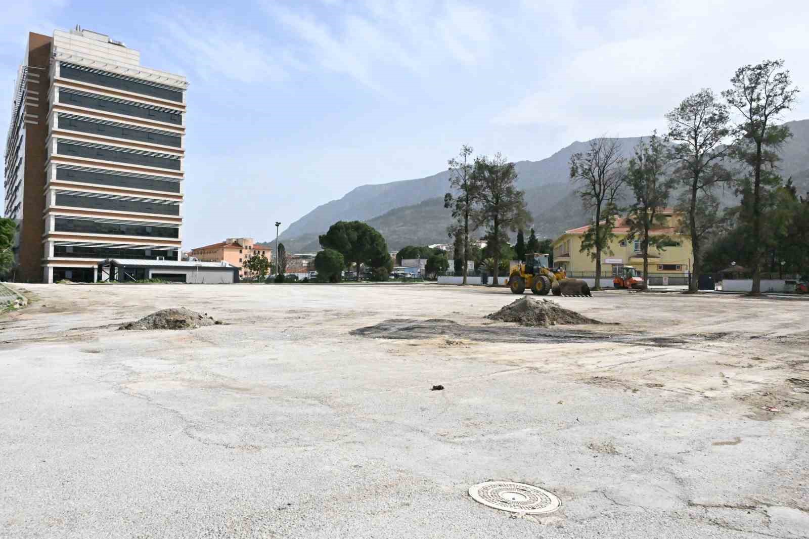 Büyükşehirden hastane otoparkına 2 bin ton sıcak asfalt
