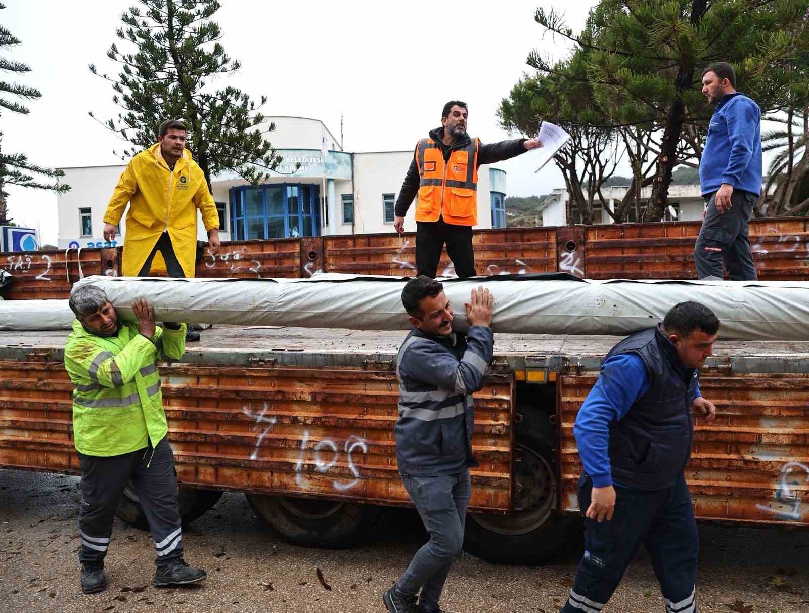 Büyükşehir’den hortum ve fırtınadan zarar gören üreticiye sera naylonu desteği
