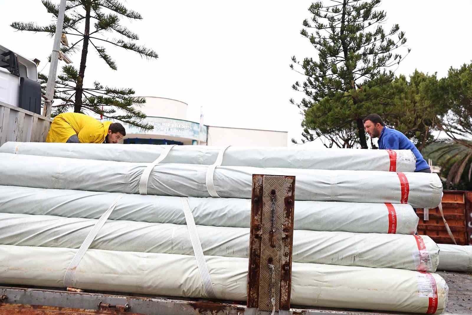 Büyükşehir’den hortum ve fırtınadan zarar gören üreticiye sera naylonu desteği
