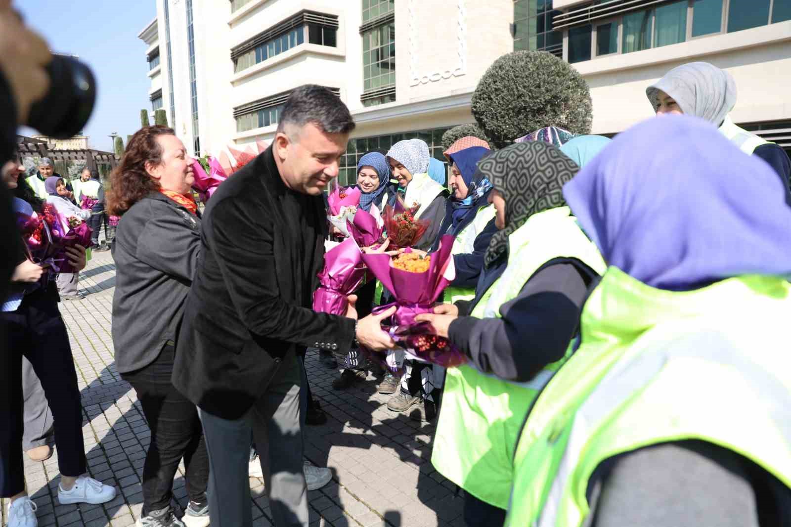 Büyükşehir’den kadın çalışanlara çiçek jesti
