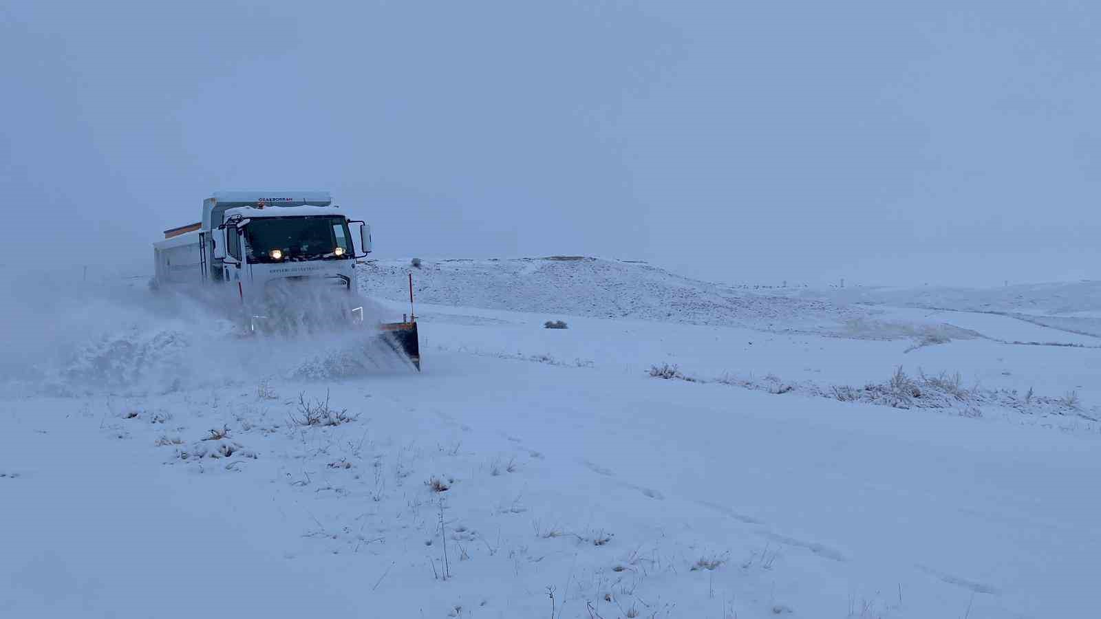 Büyükşehirden kar mesaisi: 6 saatte 285 mahalle yolu daha ulaşıma açıldı
Büyükşehirden kar mesaisi: 6 saatte 285 mahalle yolu daha ulaşıma açıldı