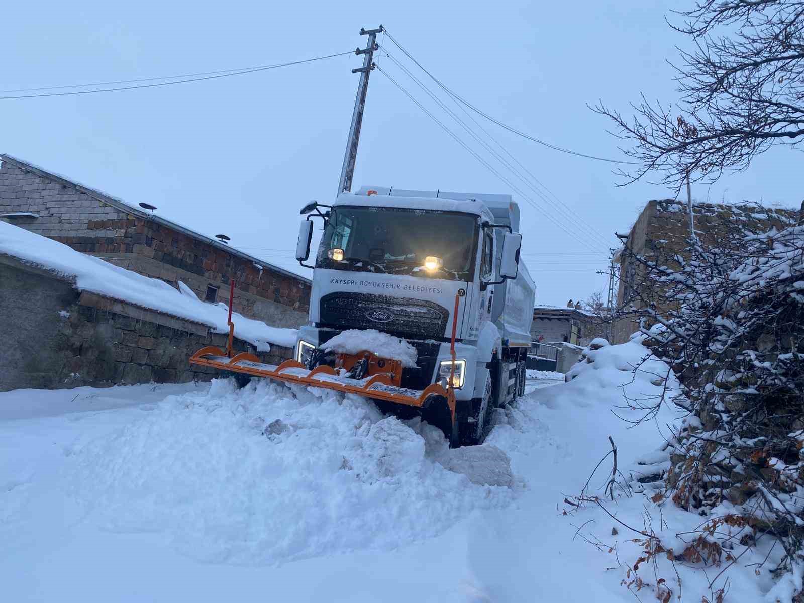 Büyükşehirden kar mesaisi: 6 saatte 285 mahalle yolu daha ulaşıma açıldı
Büyükşehirden kar mesaisi: 6 saatte 285 mahalle yolu daha ulaşıma açıldı