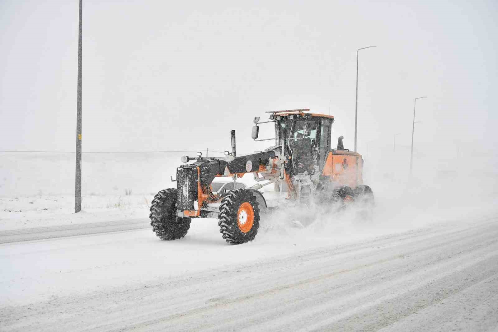 Büyükşehirden kar mesaisi: 6 saatte 285 mahalle yolu daha ulaşıma açıldı
Büyükşehirden kar mesaisi: 6 saatte 285 mahalle yolu daha ulaşıma açıldı