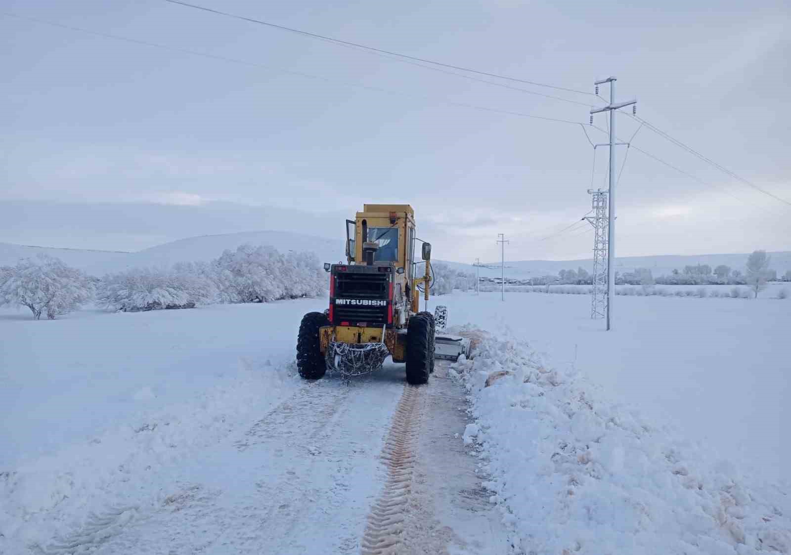 Büyükşehirden kar mesaisi: 6 saatte 285 mahalle yolu daha ulaşıma açıldı
Büyükşehirden kar mesaisi: 6 saatte 285 mahalle yolu daha ulaşıma açıldı