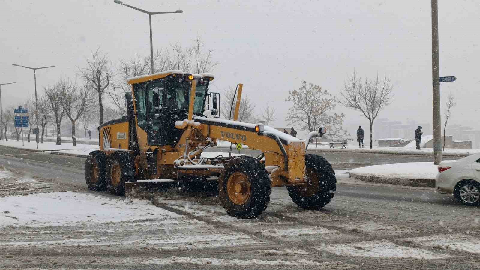 Büyükşehir’den kar yağışı sonrası arterlere anında müdahale
