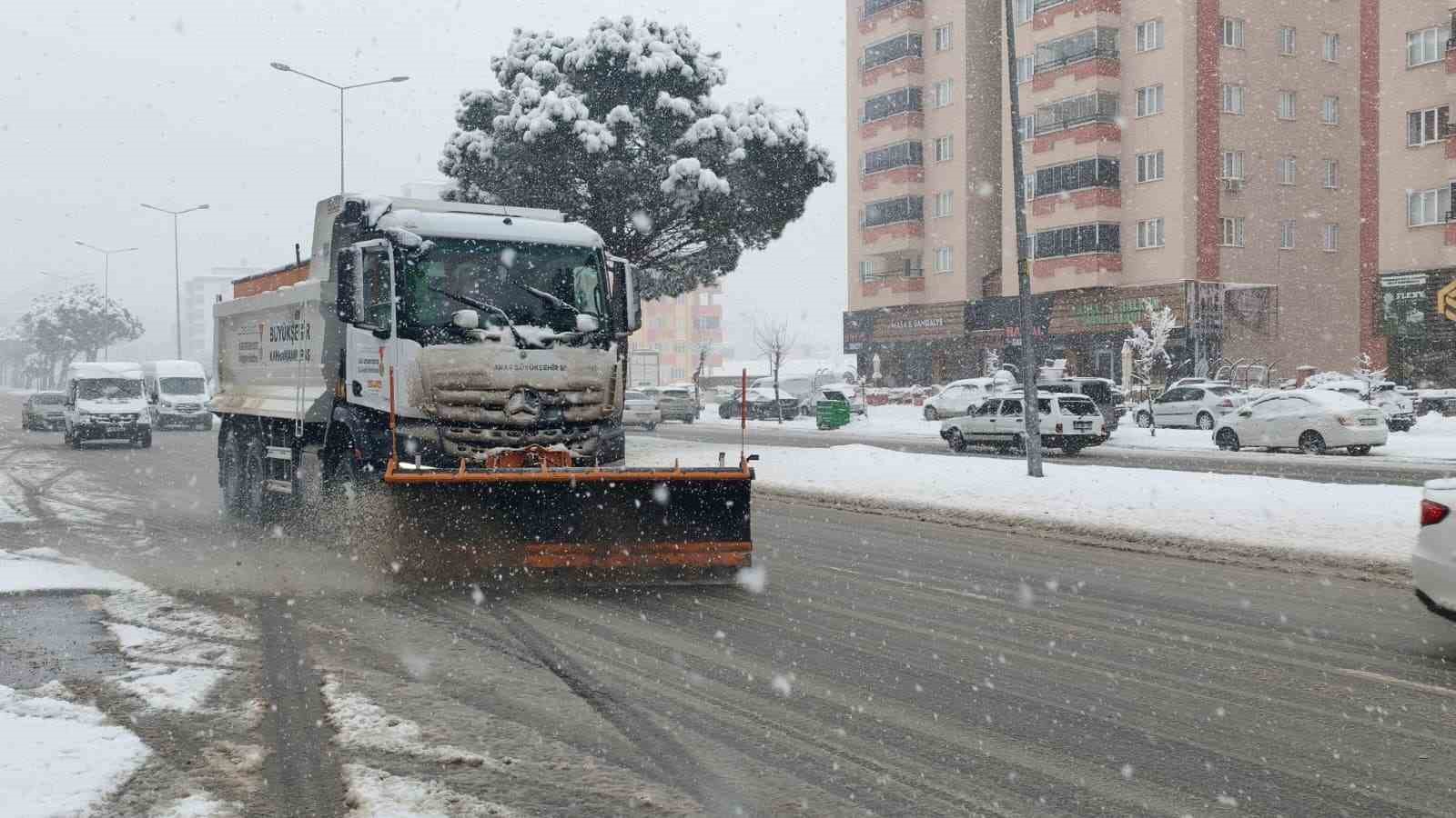 Büyükşehir’den kar yağışı sonrası arterlere anında müdahale
