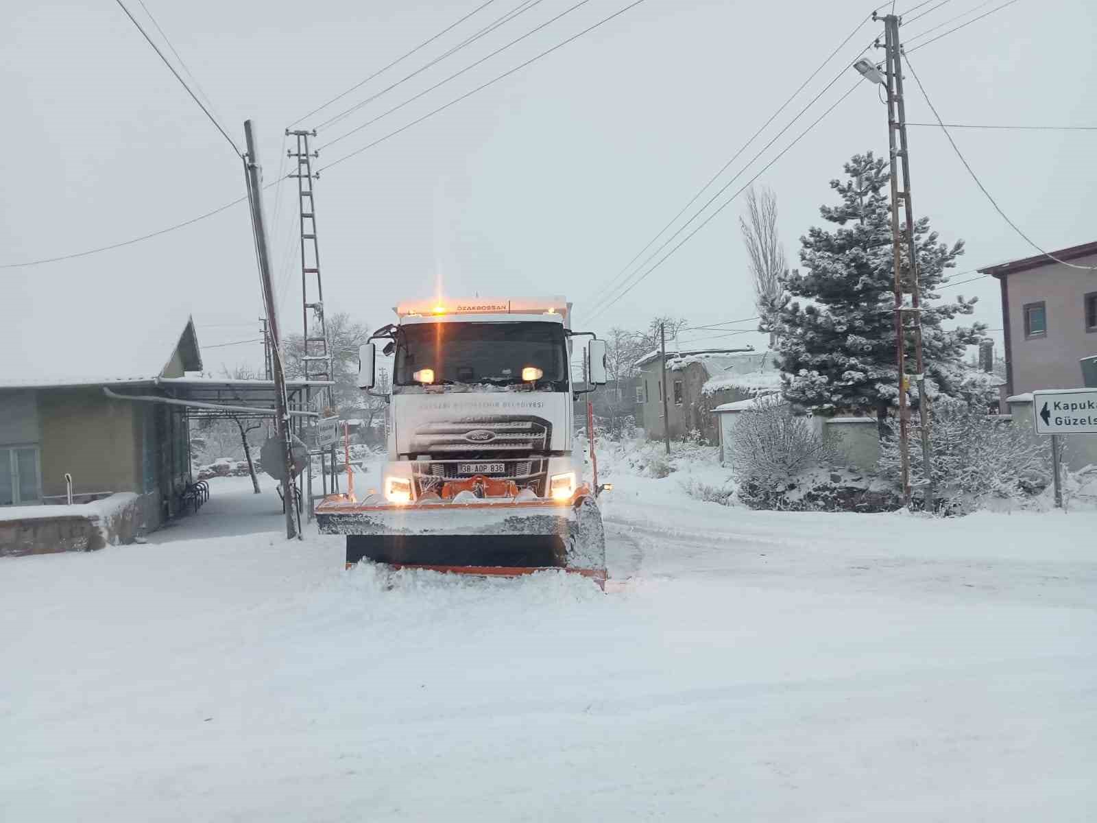 Büyükşehirden karla mücadele: 61 mahalle yolu ulaşıma açıldı

