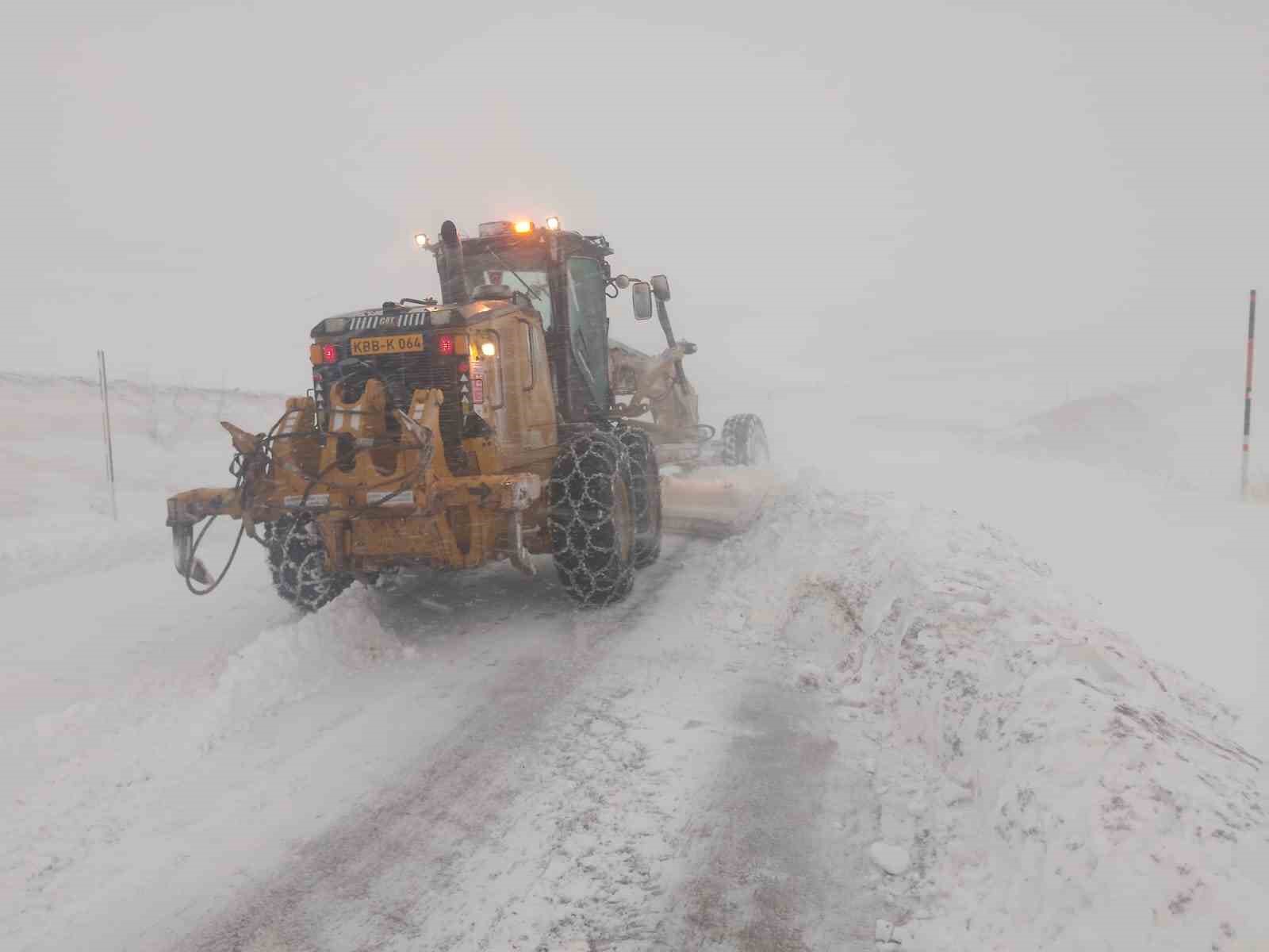 Büyükşehirden karla mücadele: 61 mahalle yolu ulaşıma açıldı
