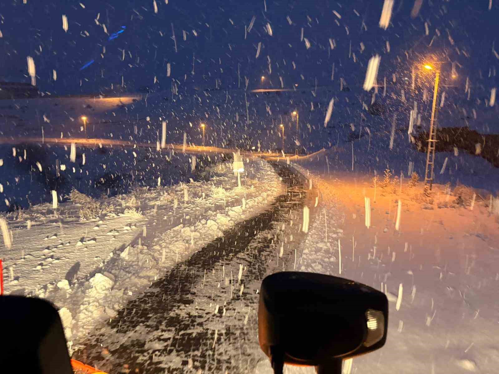 Büyükşehirden karla mücadele: 61 mahalle yolu ulaşıma açıldı
