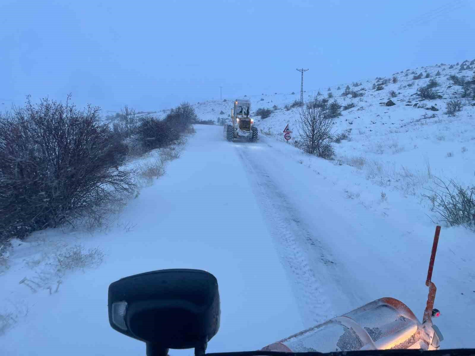 Büyükşehirden karla mücadele: 61 mahalle yolu ulaşıma açıldı

