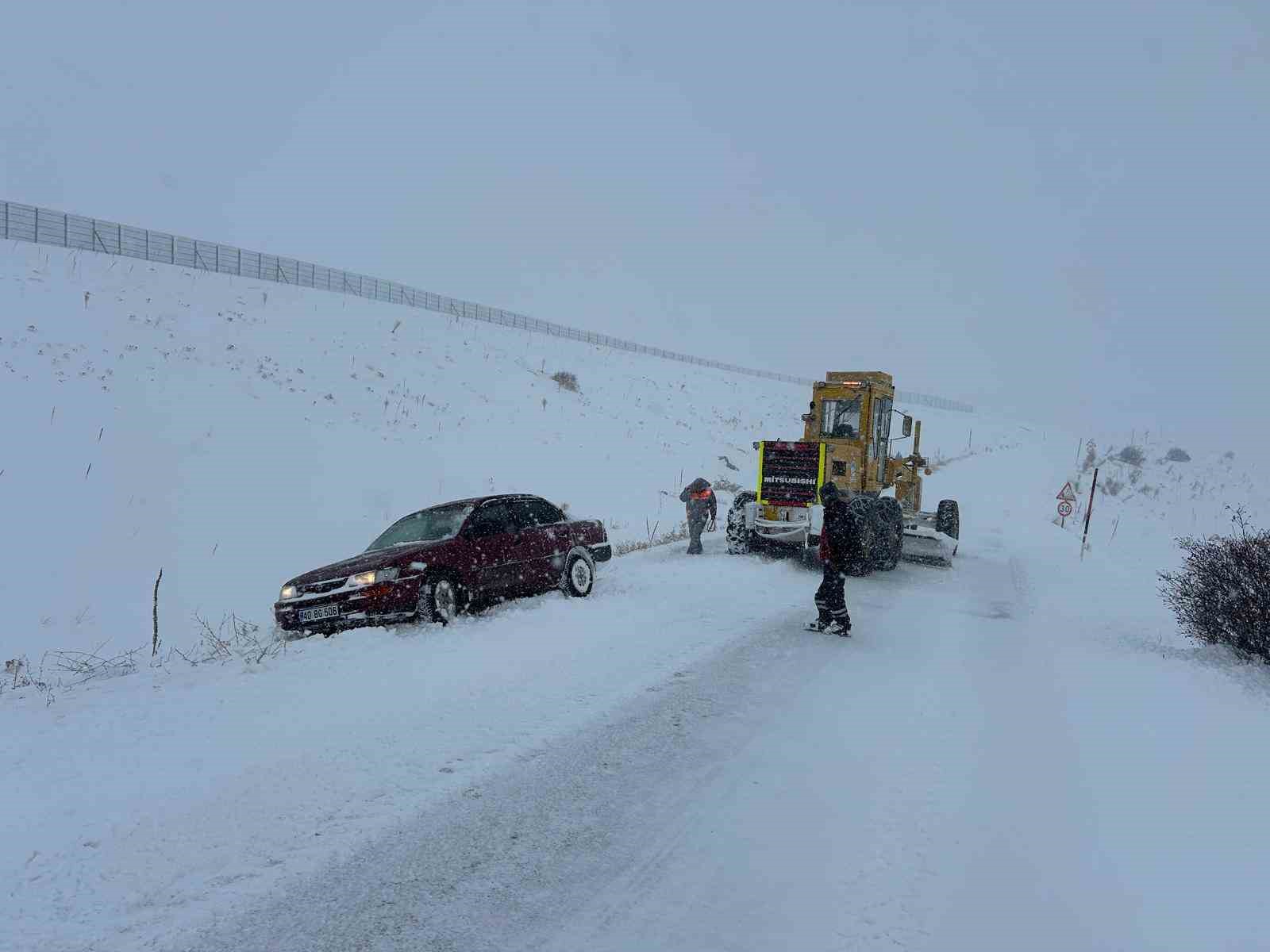 Büyükşehirden karla mücadele: 61 mahalle yolu ulaşıma açıldı
