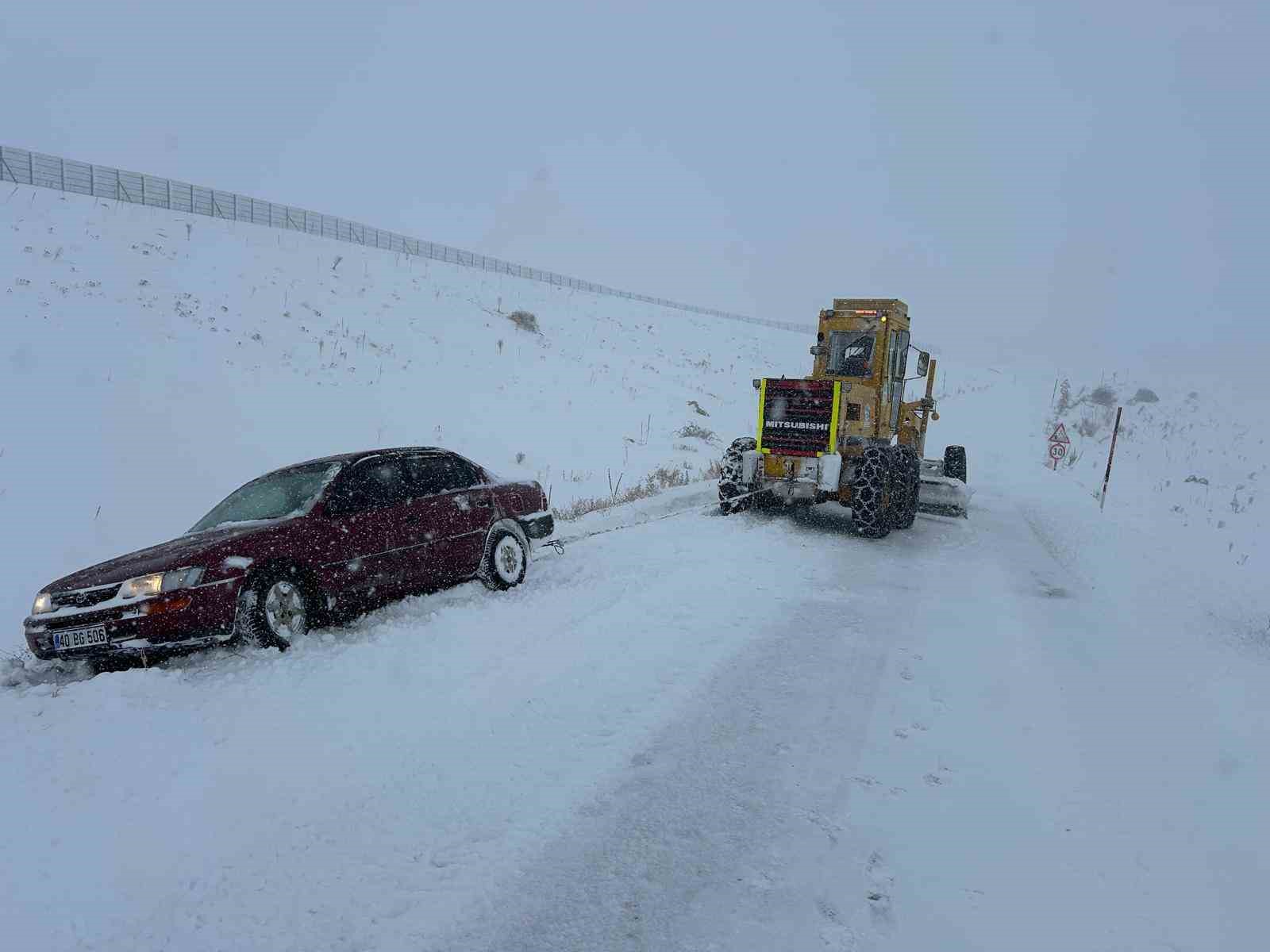 Büyükşehirden karla mücadele: 61 mahalle yolu ulaşıma açıldı
