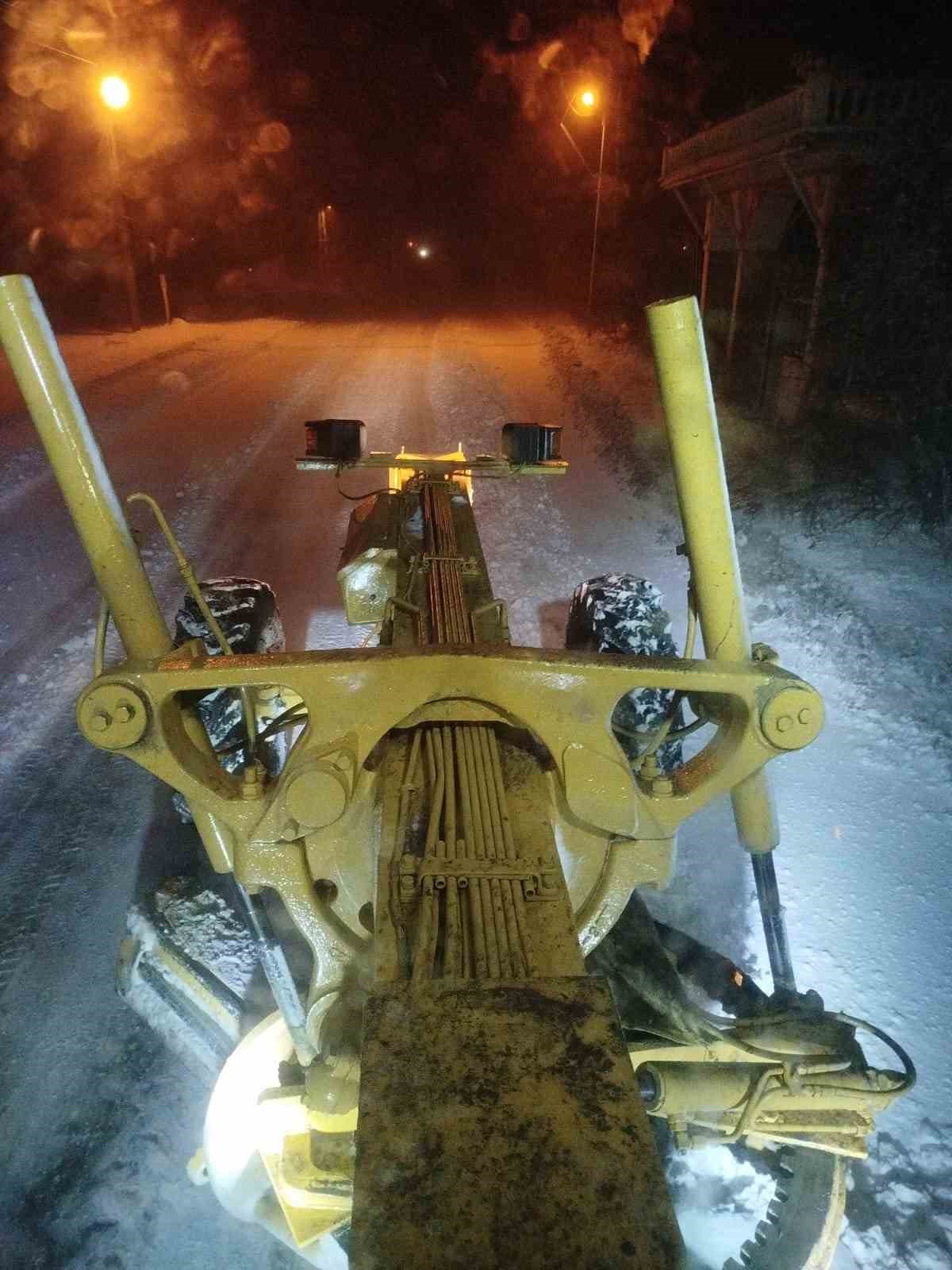 Büyükşehirden karla mücadele: 61 mahalle yolu ulaşıma açıldı
