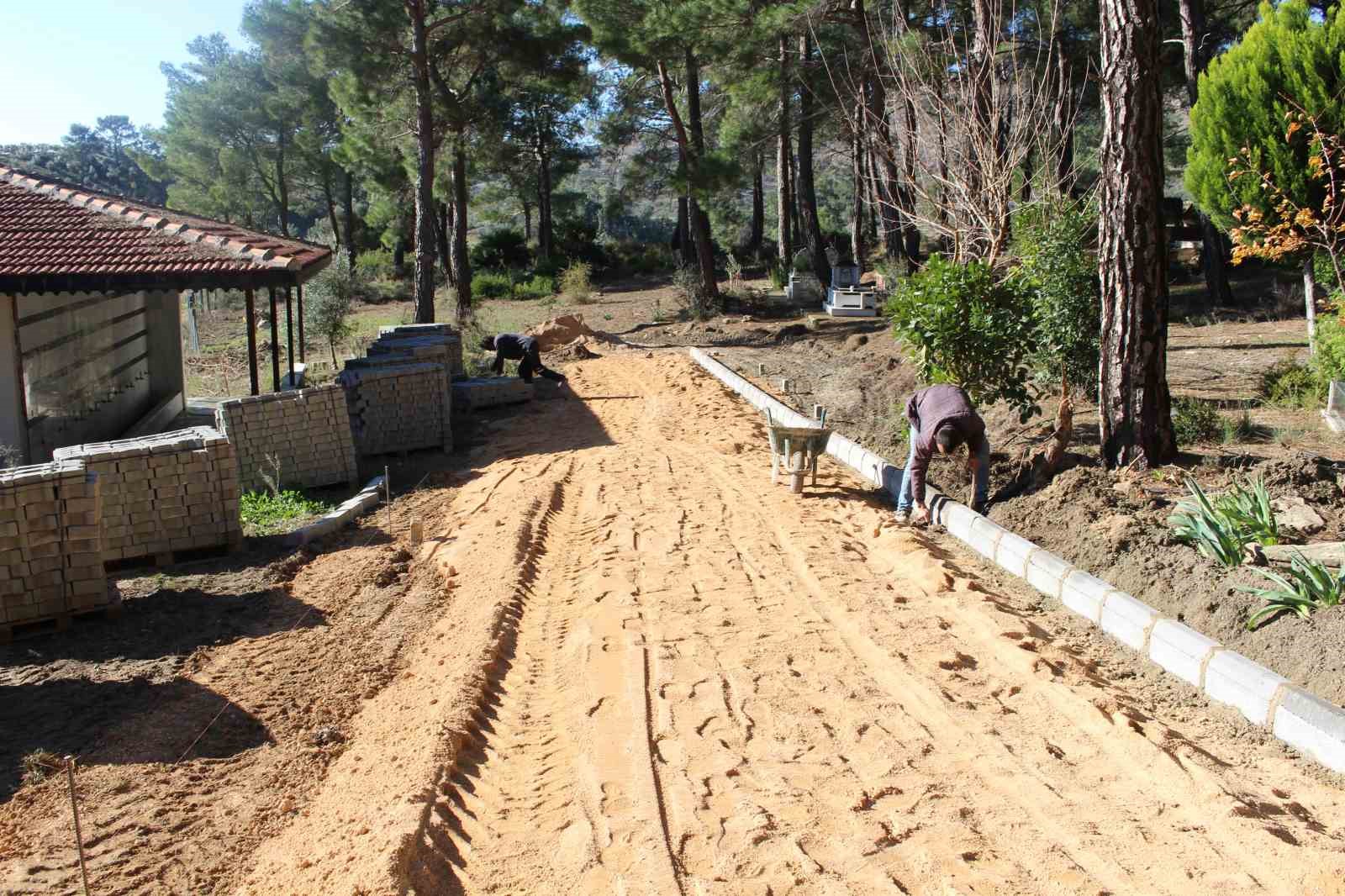 Büyükşehir’den Manavgat’ta mezarlıklarda çalışma
