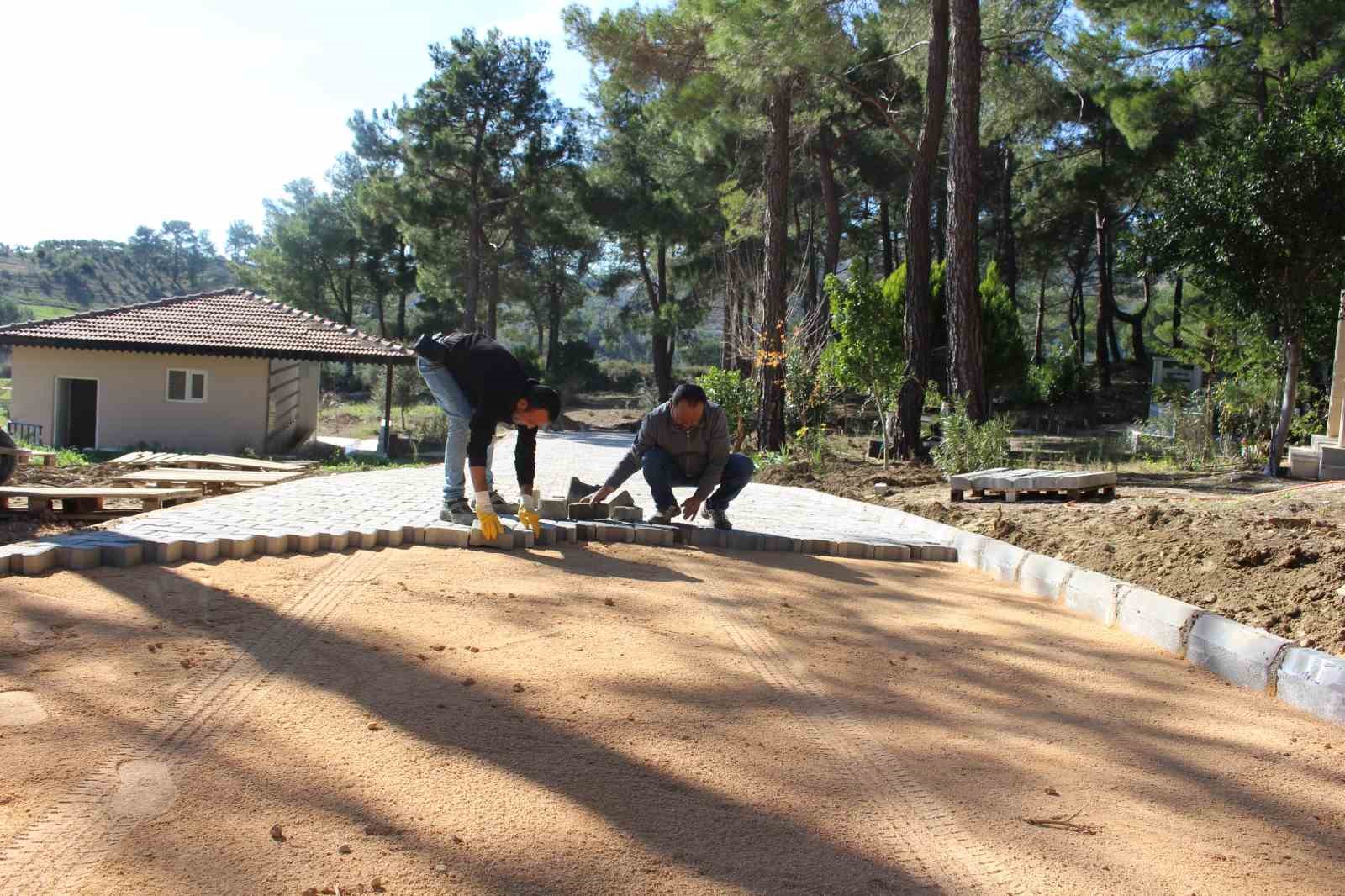 Büyükşehir’den Manavgat’ta mezarlıklarda çalışma
