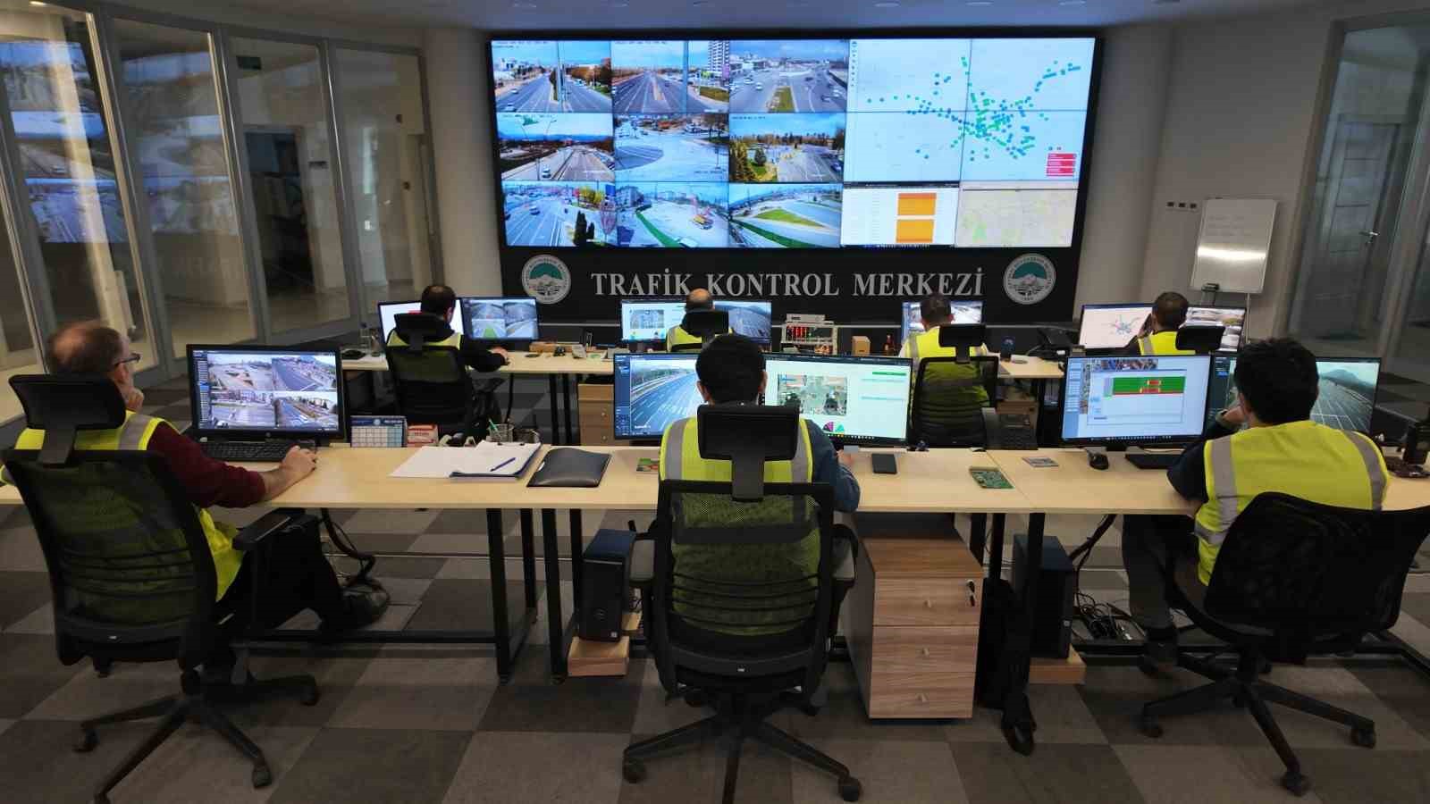 Büyükşehirden trafiğin kalbi ‘Kartal’da akıllı sistemlerle 7/24 kesintisiz yönetim
