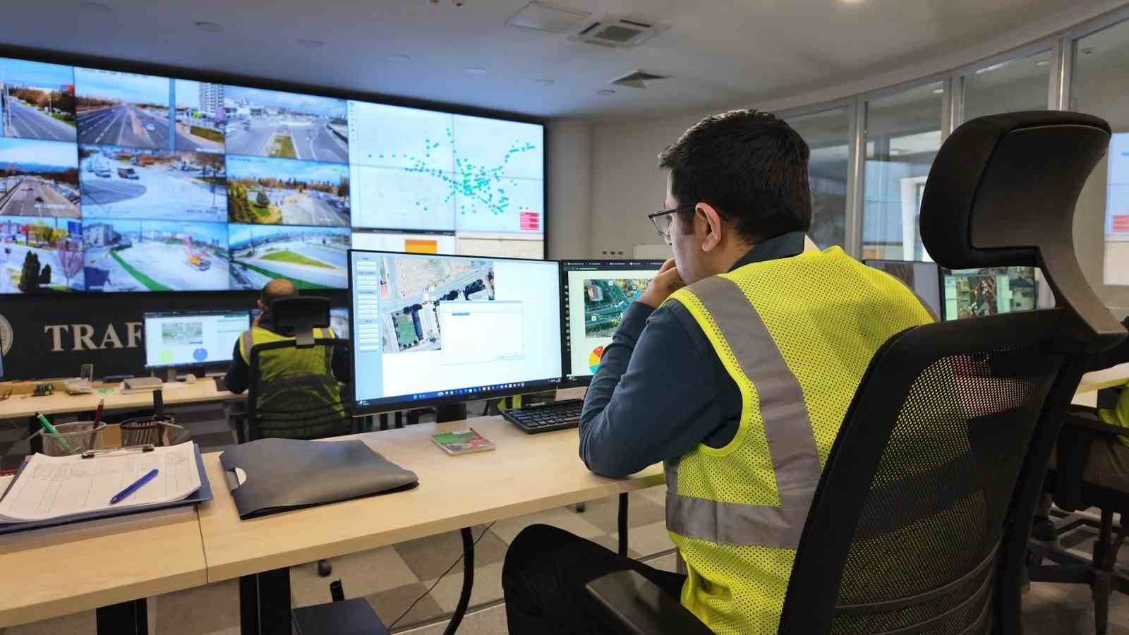 Büyükşehirden trafiğin kalbi ‘Kartal’da akıllı sistemlerle 7/24 kesintisiz yönetim
