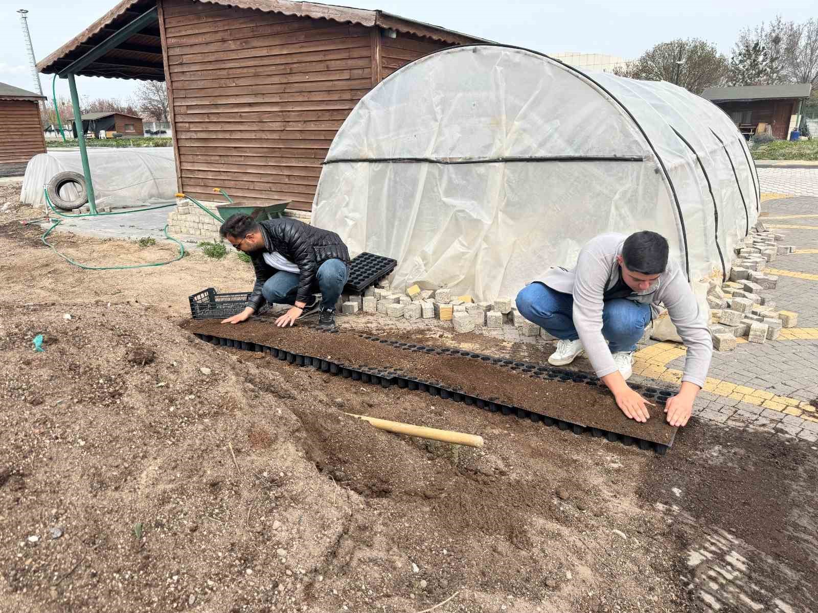 Büyükşehir’den üniversite öğrencilerine uygulamalı organik tarım eğitimi
