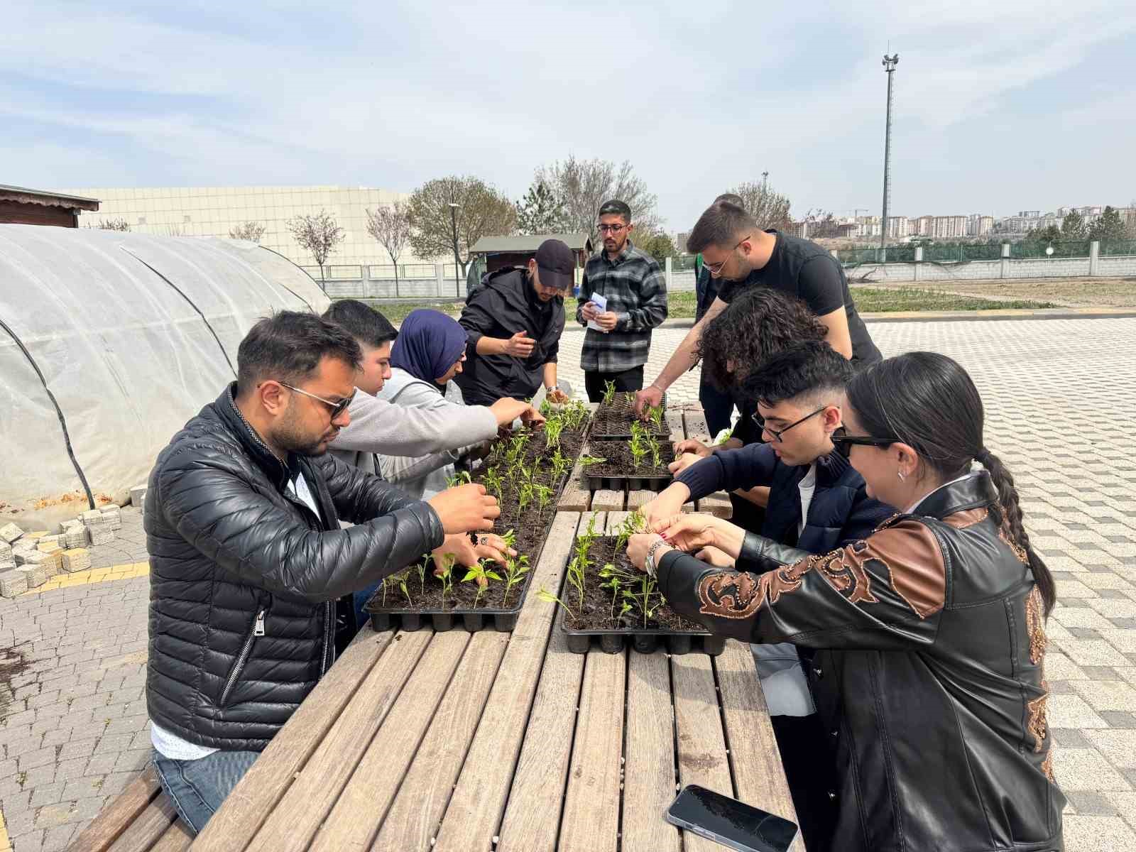 Büyükşehir’den üniversite öğrencilerine uygulamalı organik tarım eğitimi
