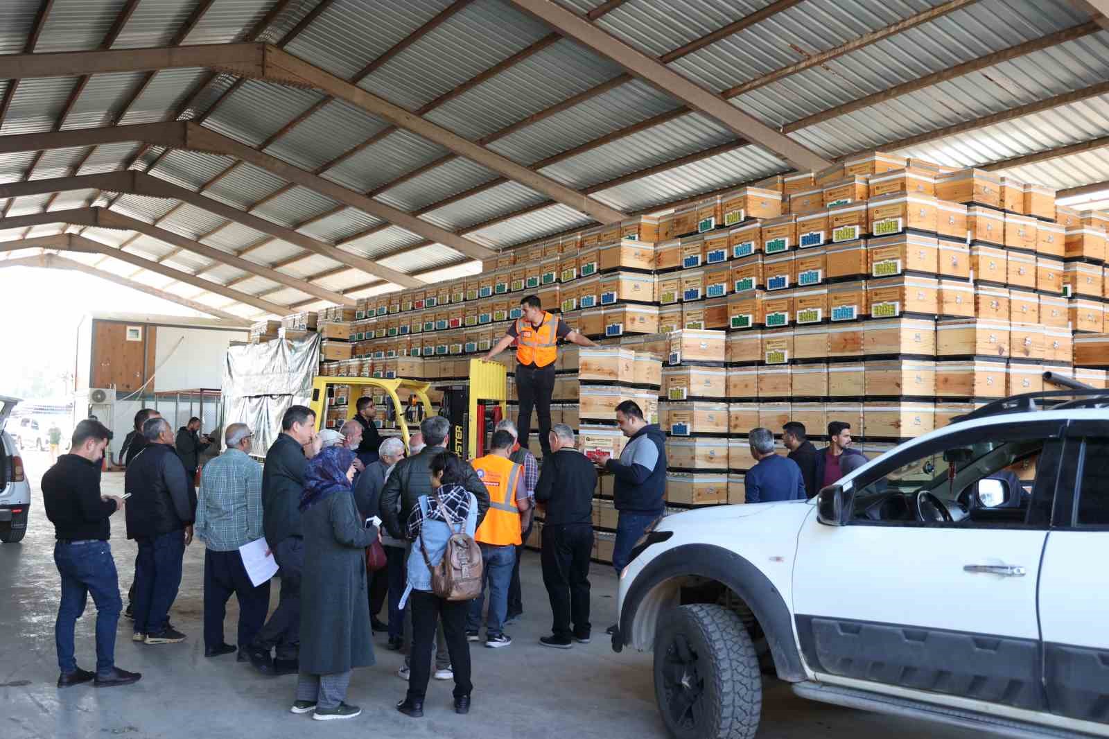 Büyükşehirden üreticiye arı kovanı desteği
