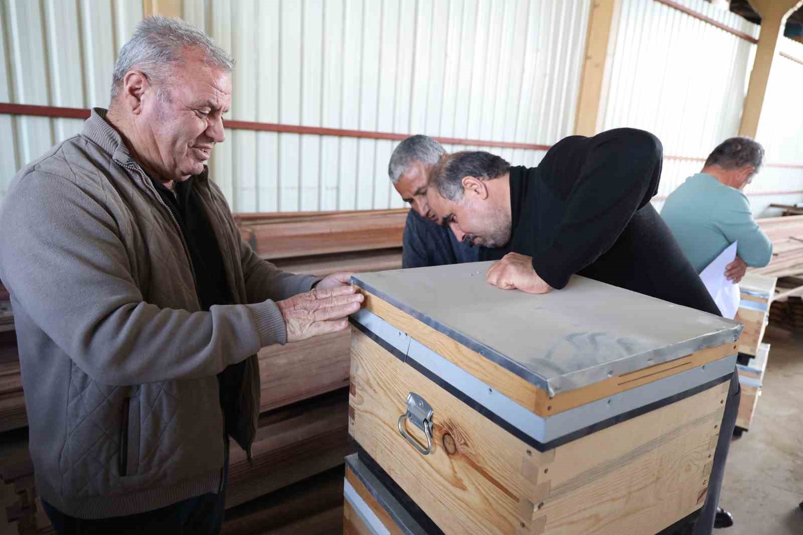 Büyükşehirden üreticiye arı kovanı desteği
