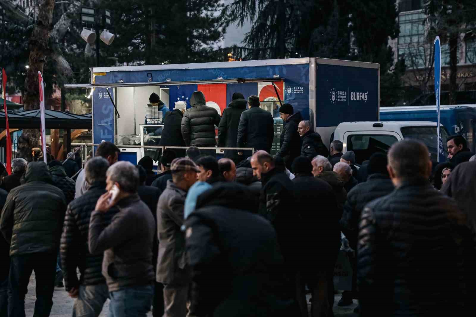 Büyükşehir’den vatandaşa sıcak çorba ikramı
