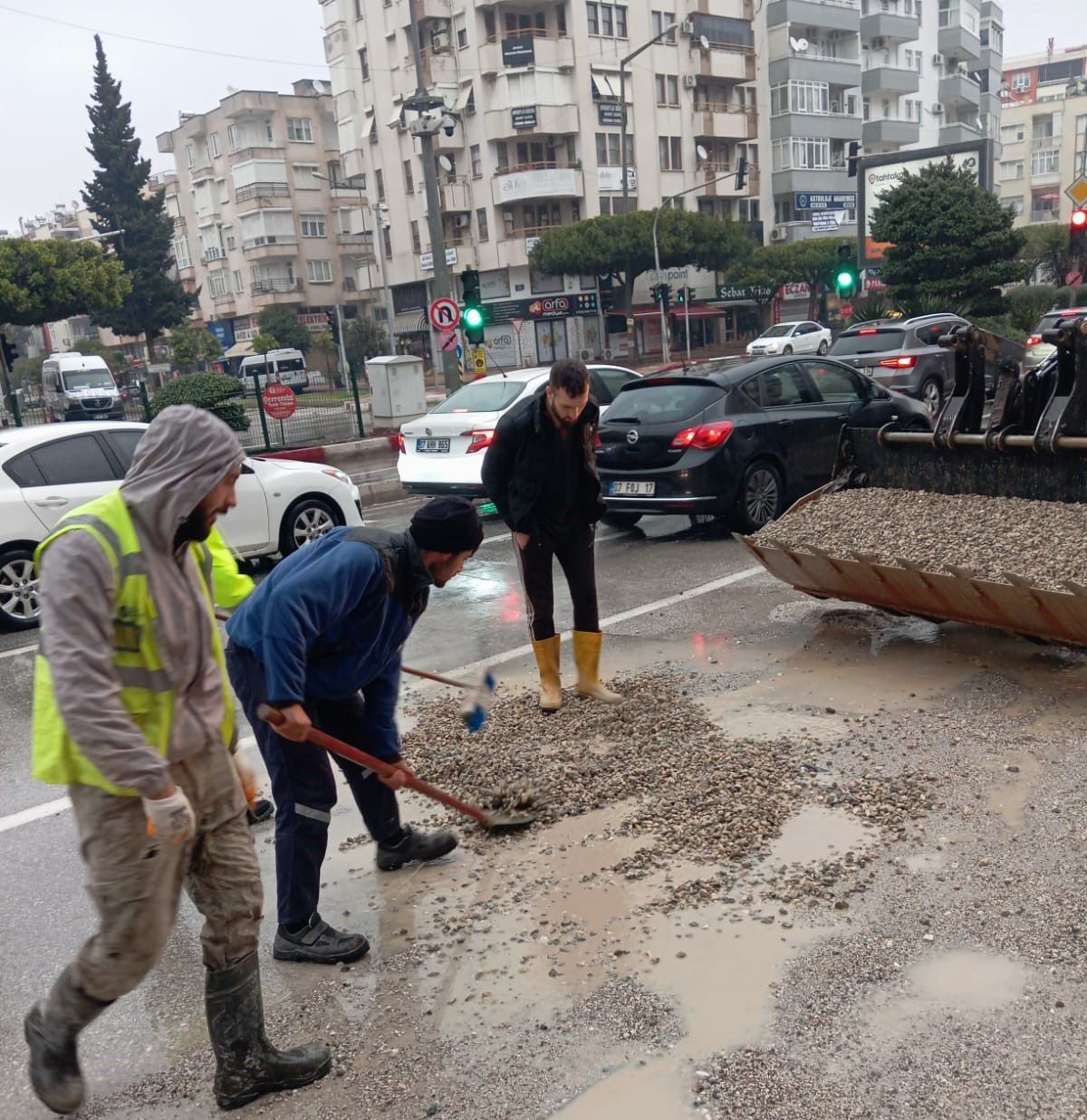 Büyükşehir’den yağışın ardından olumsuzluklara müdahale
