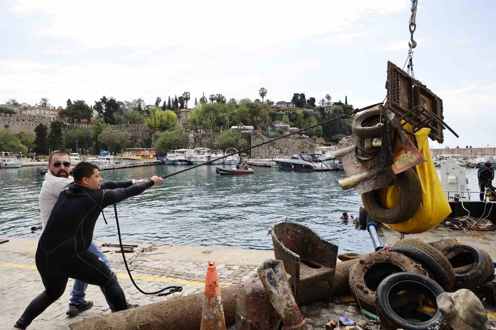 Büyükşehir’den Yat Limanı’nda deniz dip temizliği
