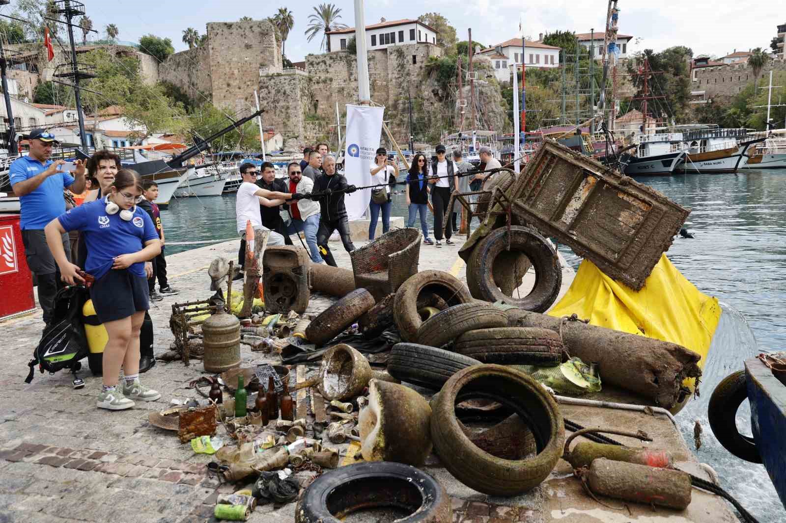 Büyükşehir’den Yat Limanı’nda deniz dip temizliği
