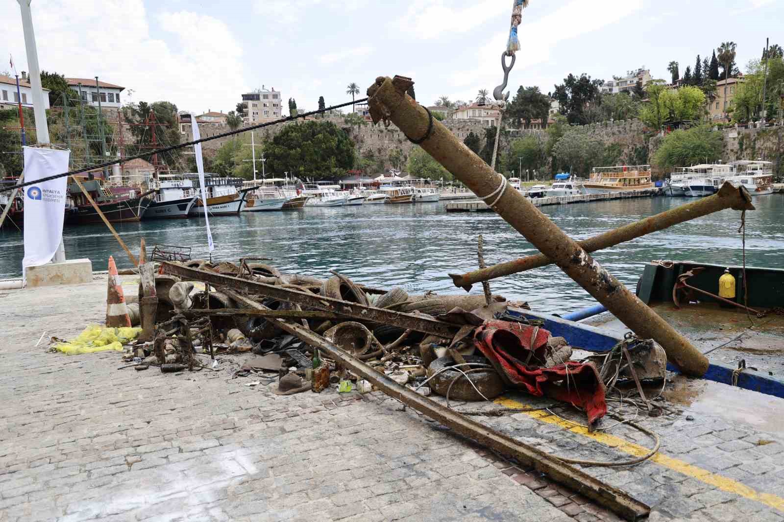 Büyükşehir’den Yat Limanı’nda deniz dip temizliği
