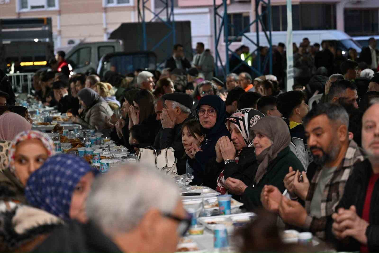 Büyükşehir’in bereket sofrası Edremit’te kuruldu
