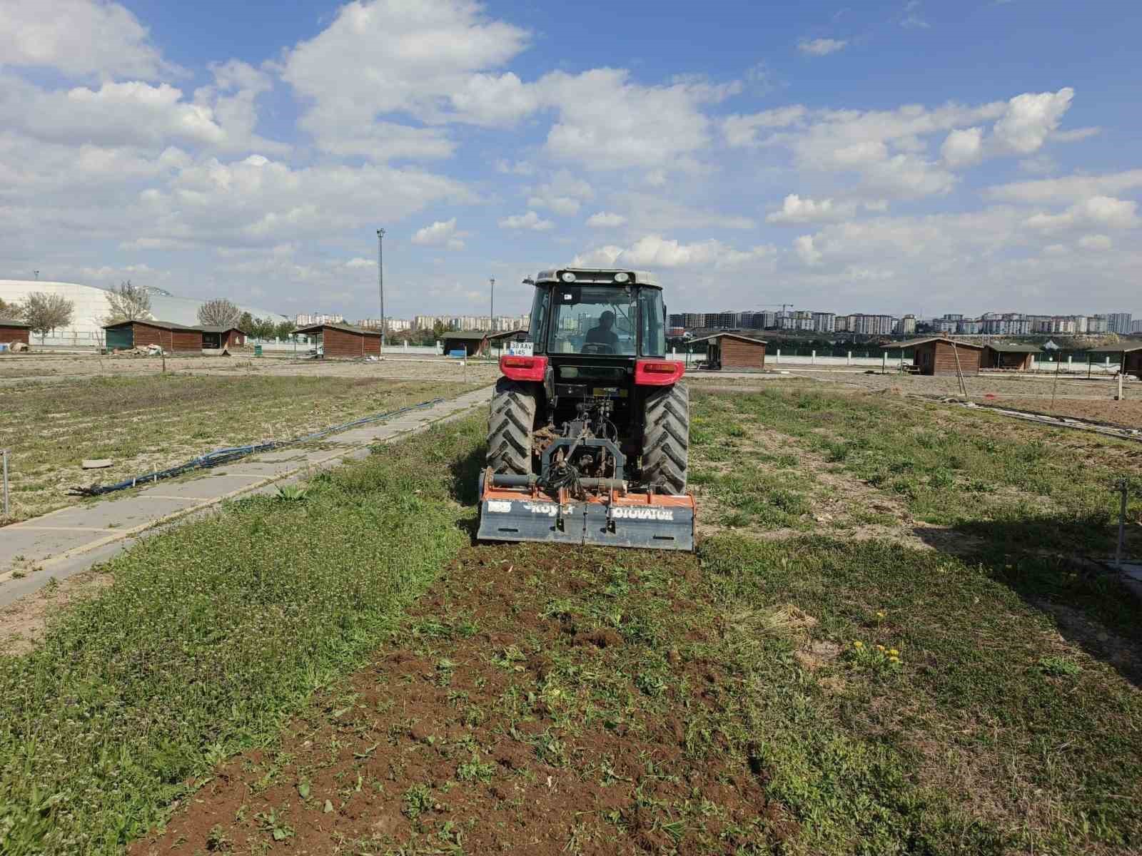 Büyükşehirin Doğal Ürünler Bahçesi ve Pazarı’nda yeni sezon hazırlığı
Büyükşehirin Doğal Ürünler Bahçesi ve Pazarı’nda yeni sezon hazırlığı