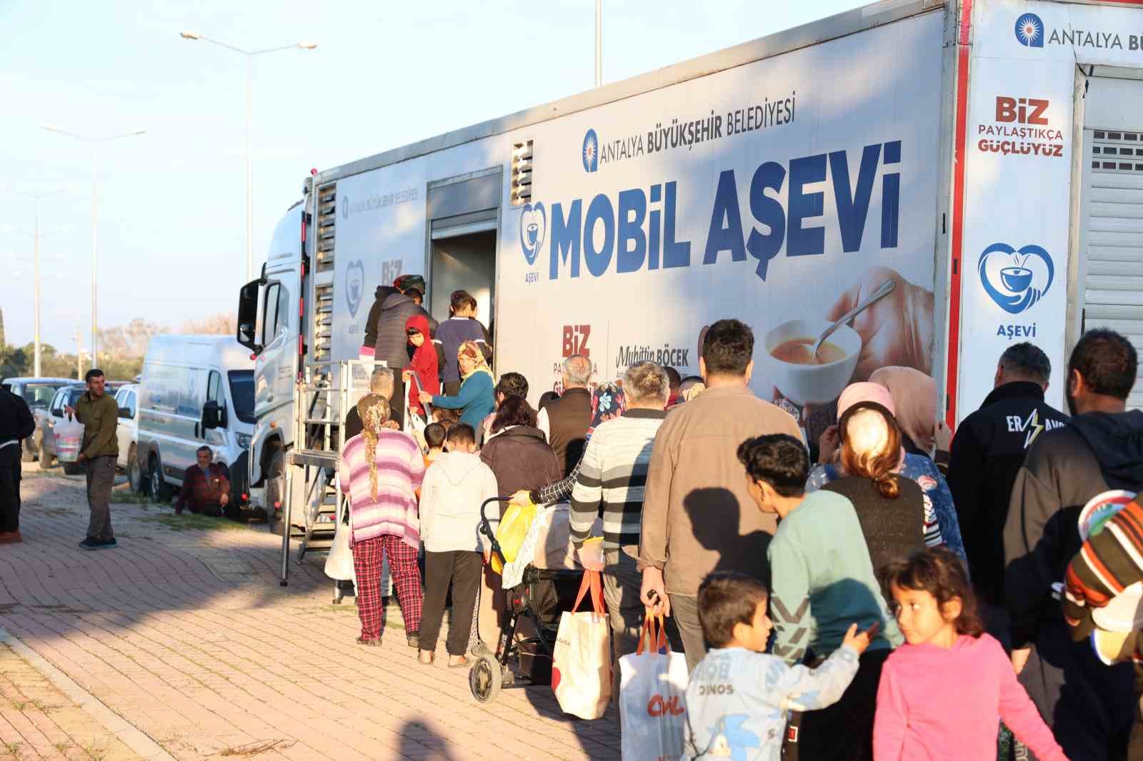 Büyükşehir’in geleneksel iftar ikramı sürüyor
