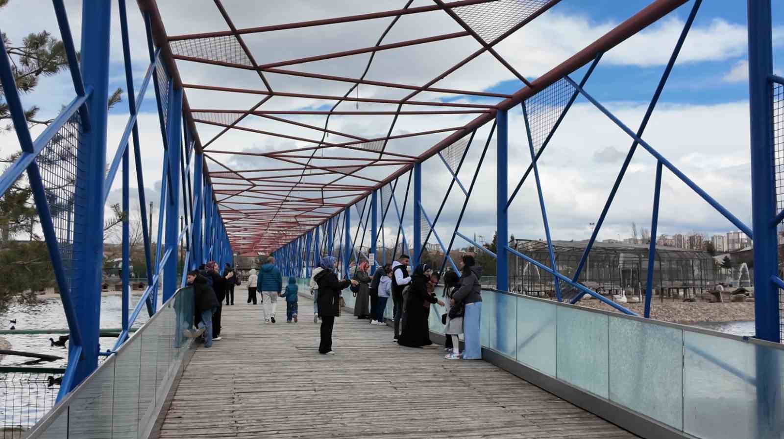 Büyükşehirin hayvanat bahçesi bayramda doldu taştı
