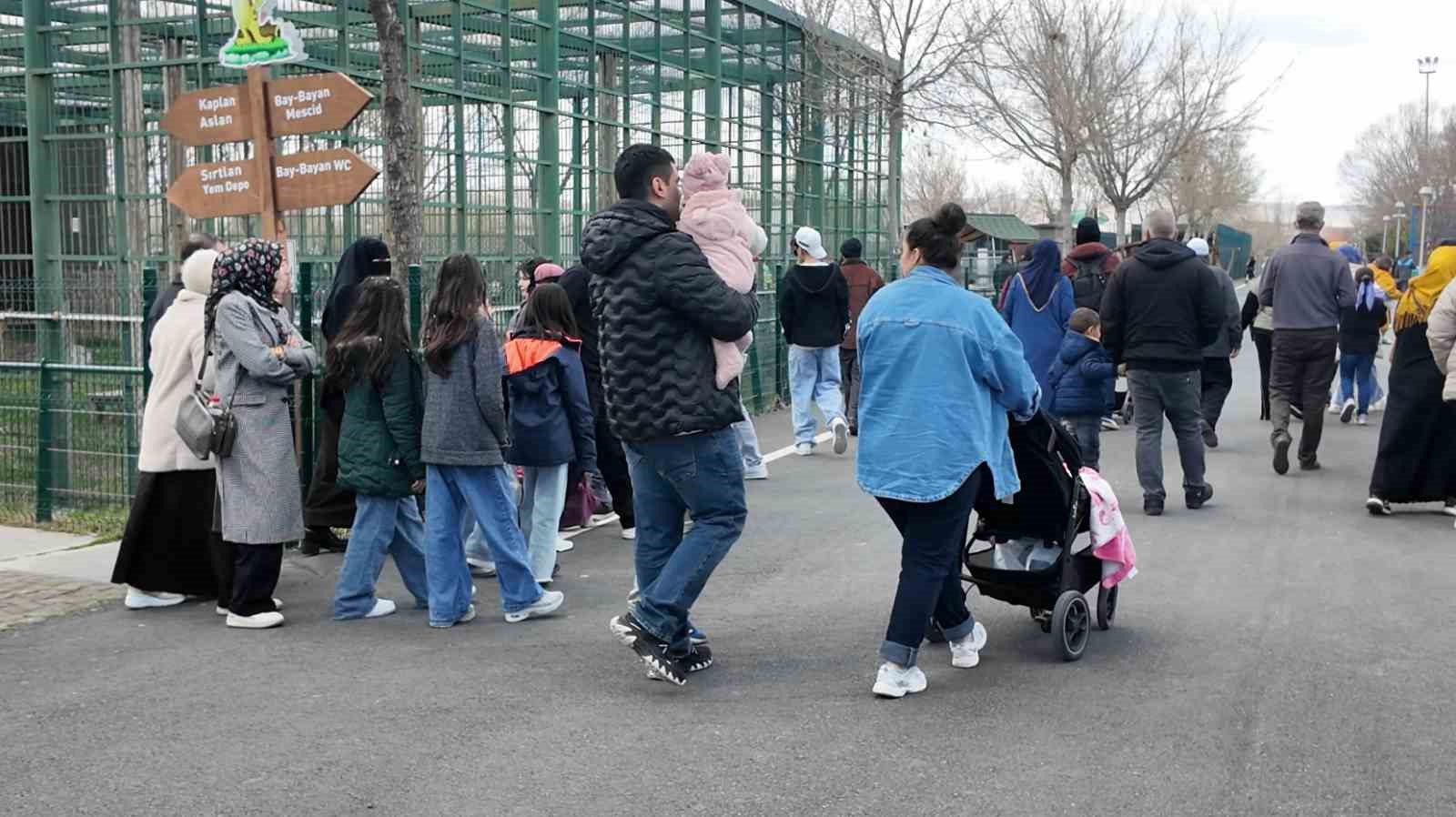 Büyükşehirin hayvanat bahçesi bayramda doldu taştı
