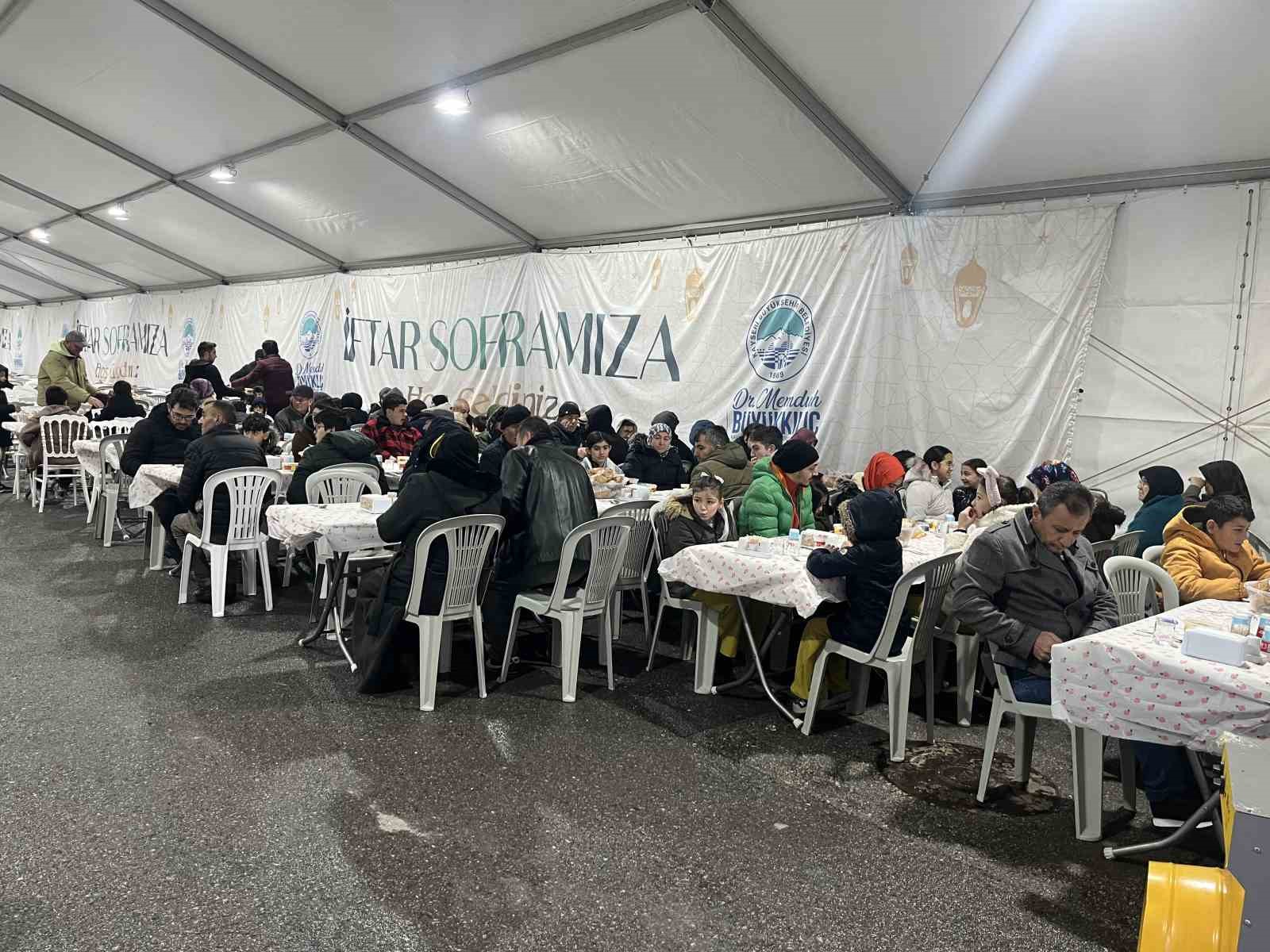 Büyükşehirin iftar sofraları gönüllere dokunuyor

