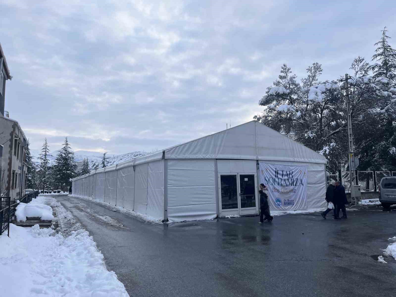 Büyükşehirin iftar sofraları gönüllere dokunuyor
