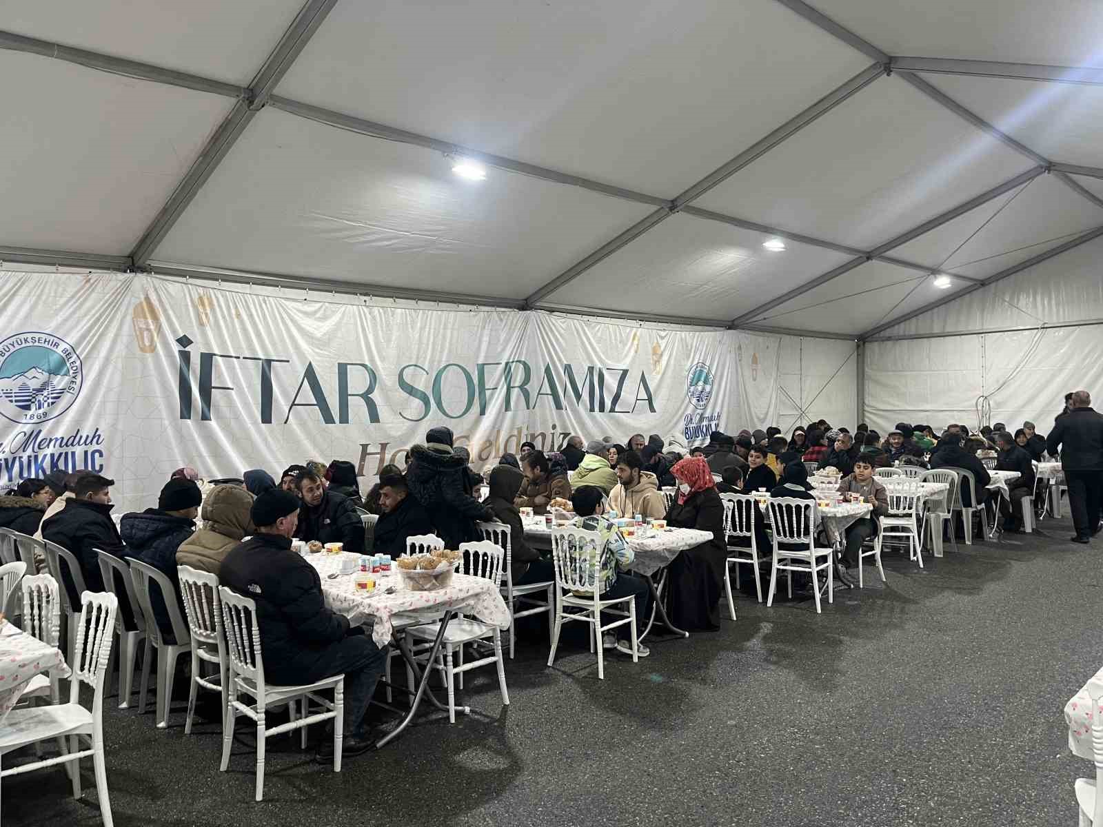 Büyükşehirin iftar sofraları gönüllere dokunuyor
