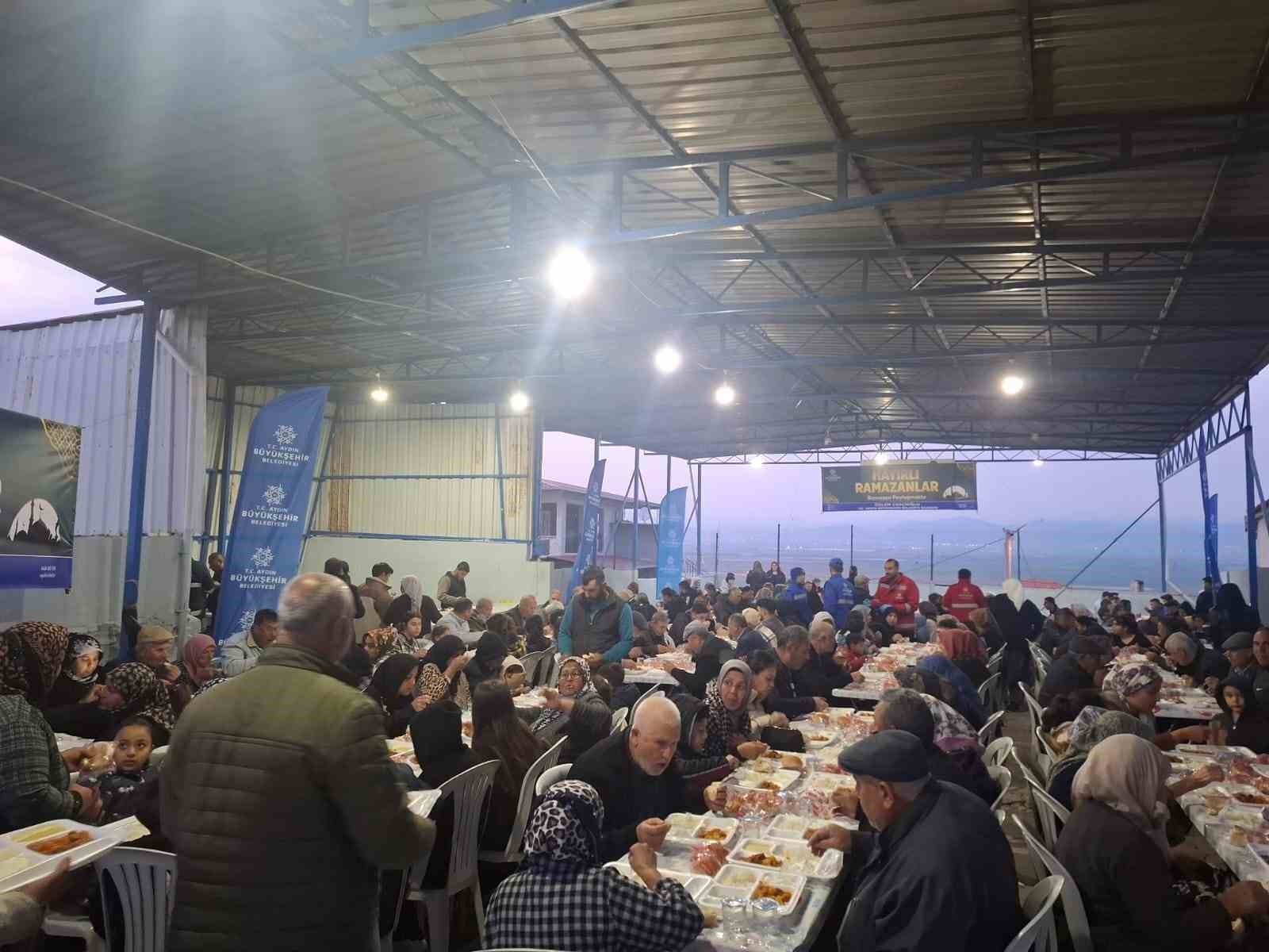 Büyükşehir’in iftar sofraları vatandaşları buluşturuyor
