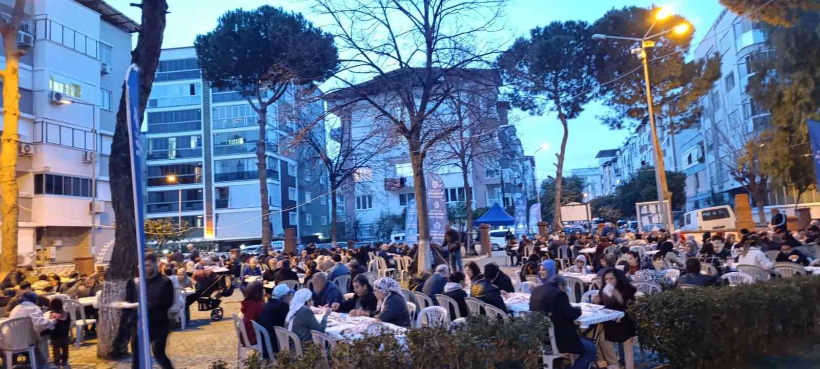 Büyükşehir’in iftar sofraları vatandaşları buluşturuyor
