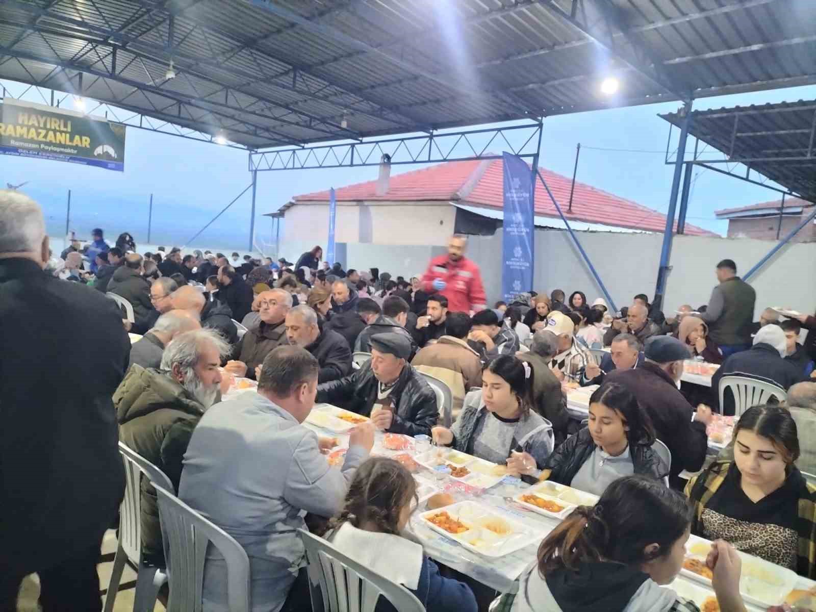 Büyükşehir’in iftar sofraları vatandaşları buluşturuyor
