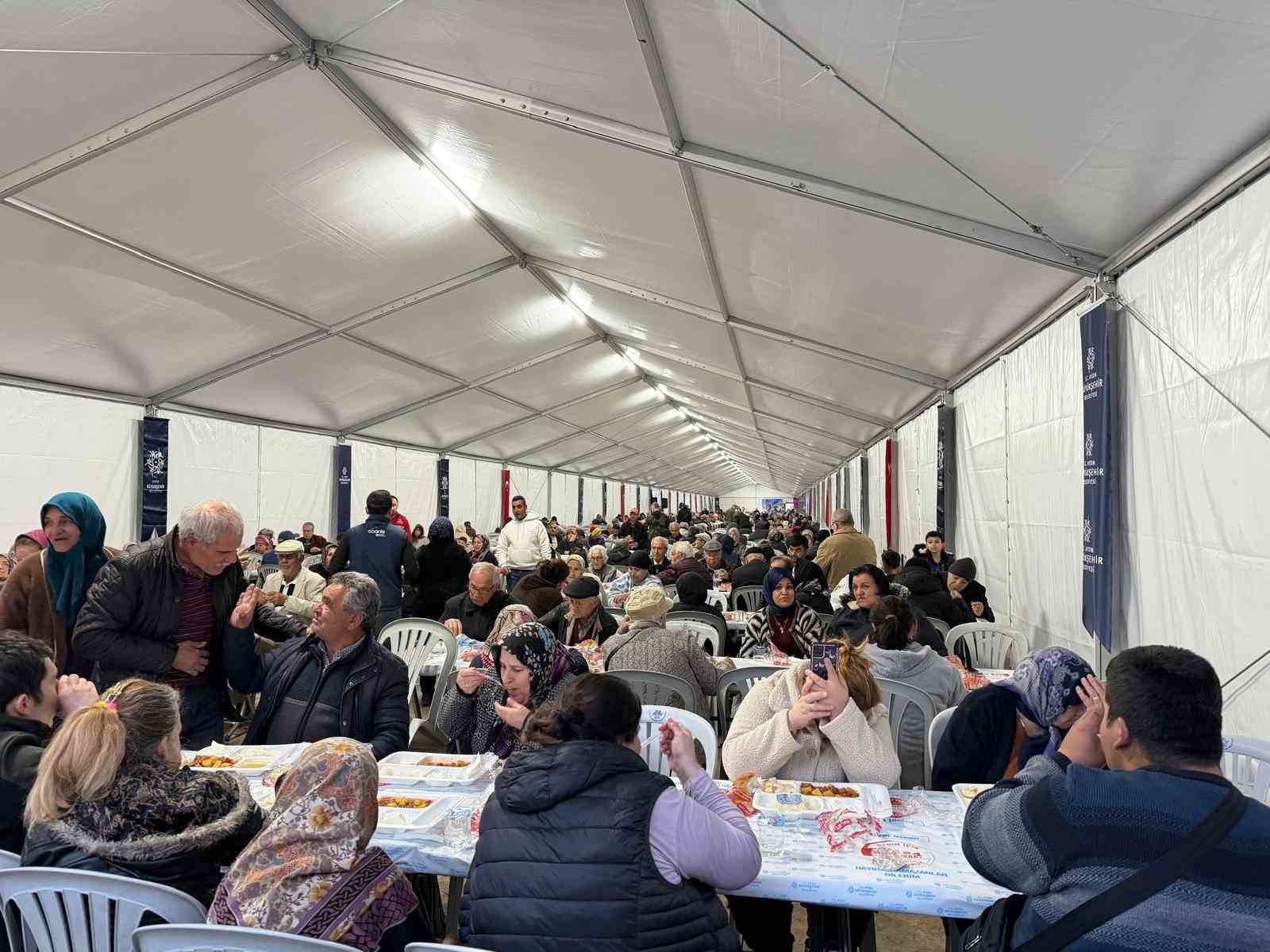 Büyükşehir’in iftar sofraları vatandaşları buluşturuyor
